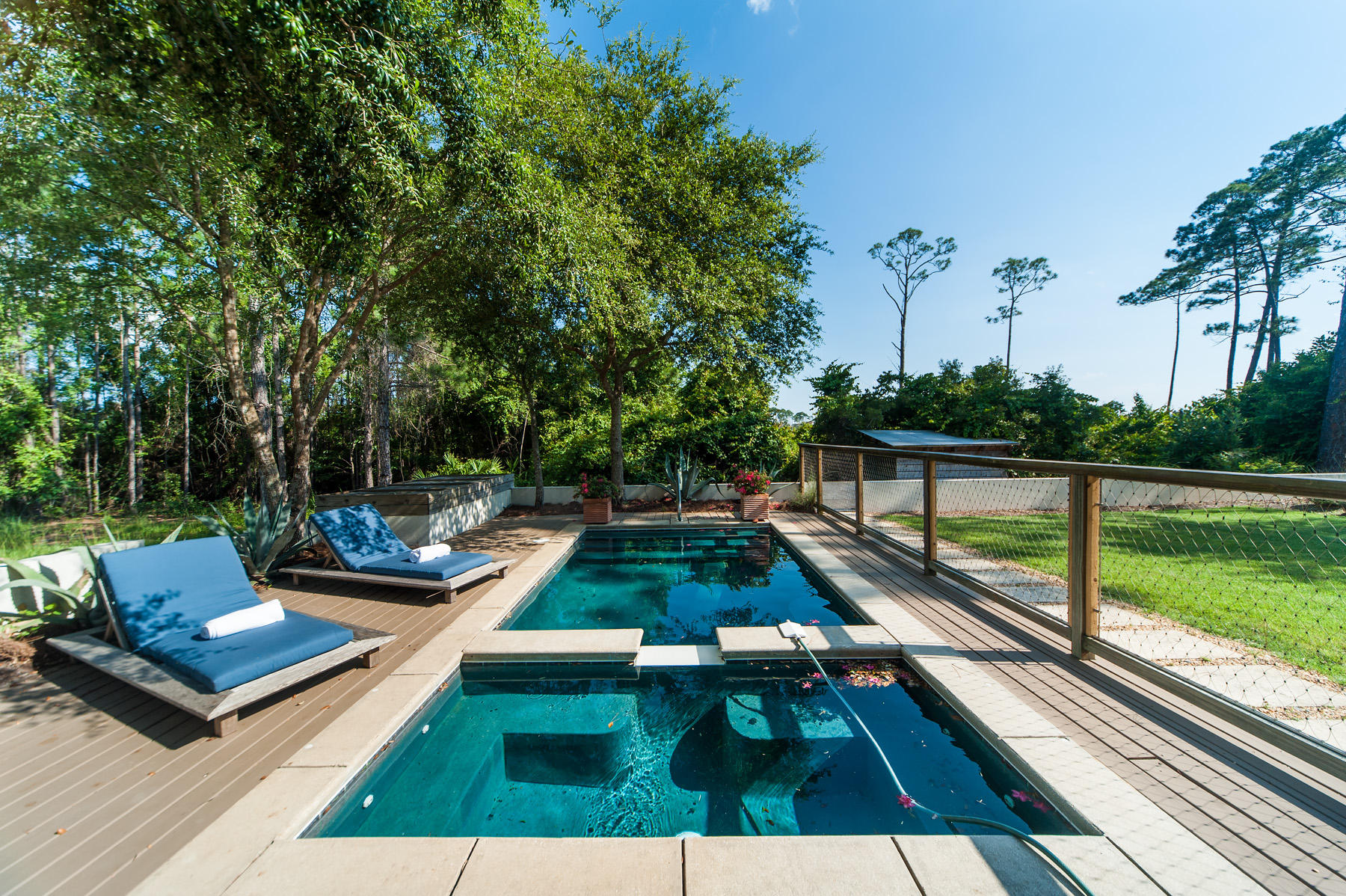 CRESCENT CAYE - Residential