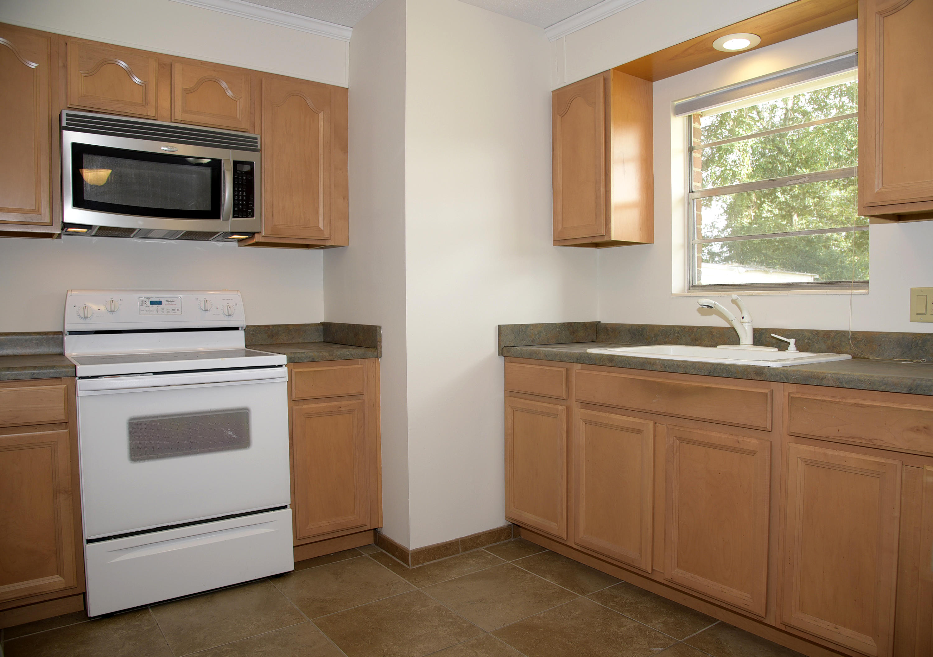 CAROL ANNE MANOR LOT 5 BLK D - Residential Lease