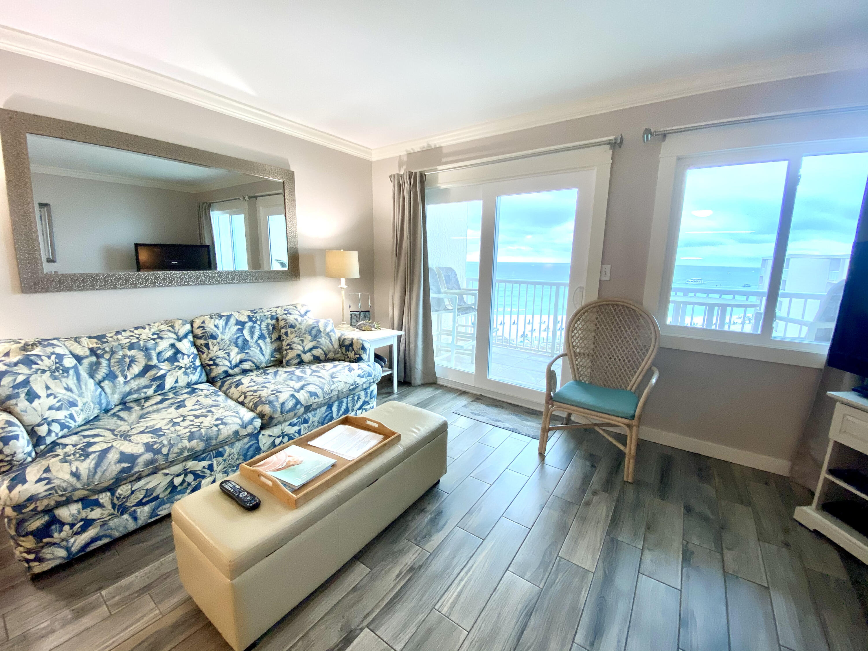 HOLIDAY SURF & RACQUET CLUB - Residential