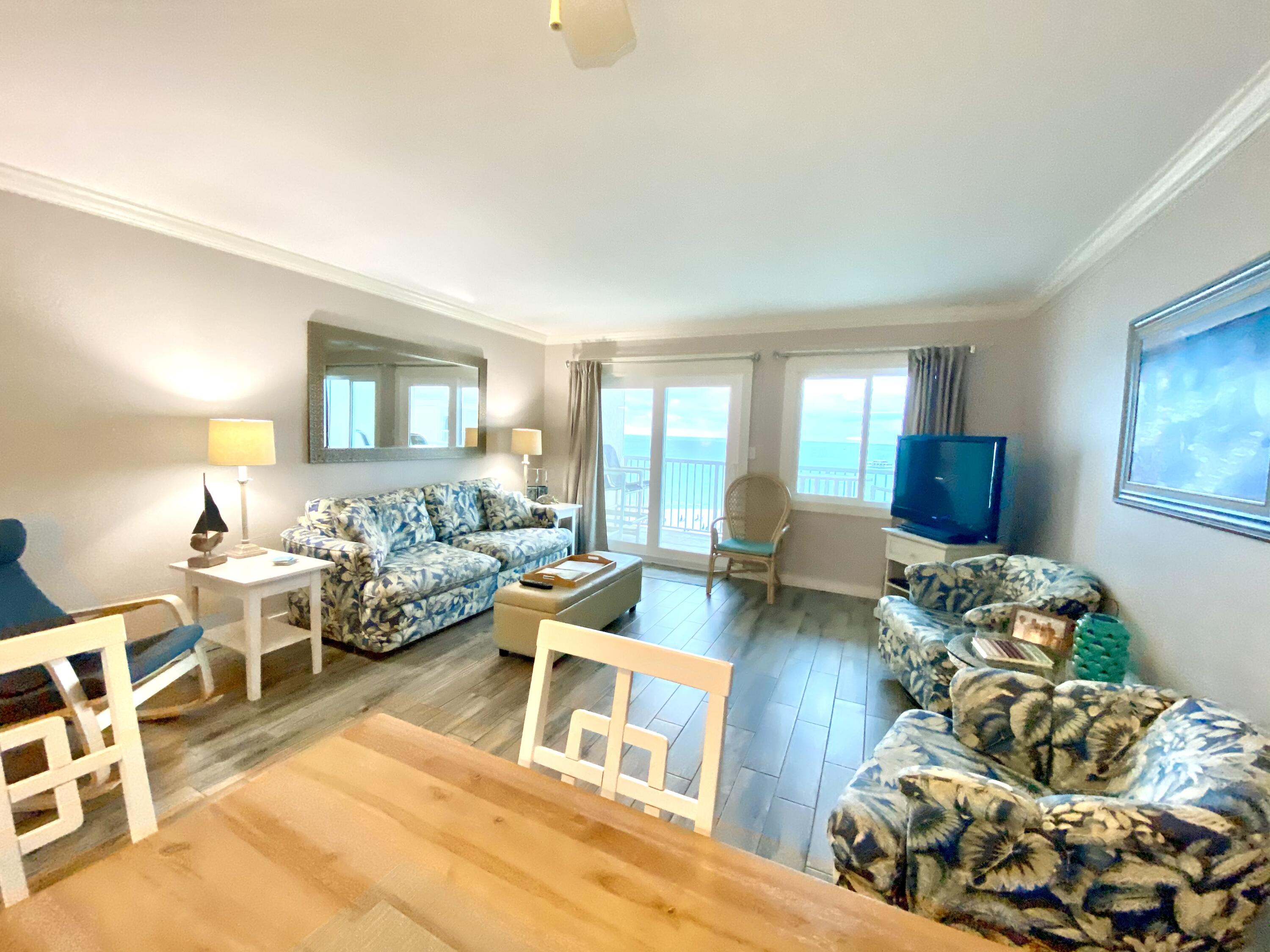 HOLIDAY SURF & RACQUET CLUB - Residential