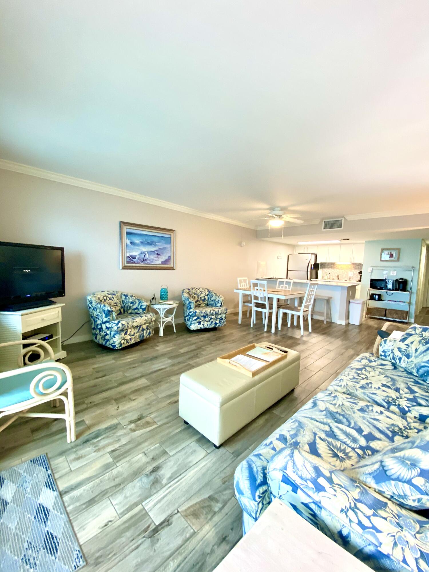 HOLIDAY SURF & RACQUET CLUB - Residential