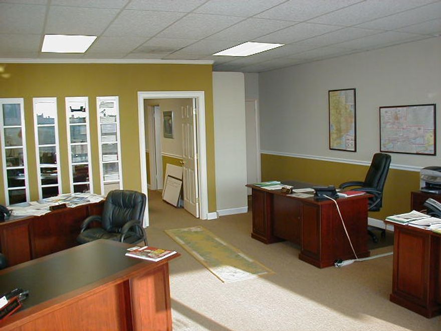 This is one of the best office locations in Destin. Great exposure from Highway 98.