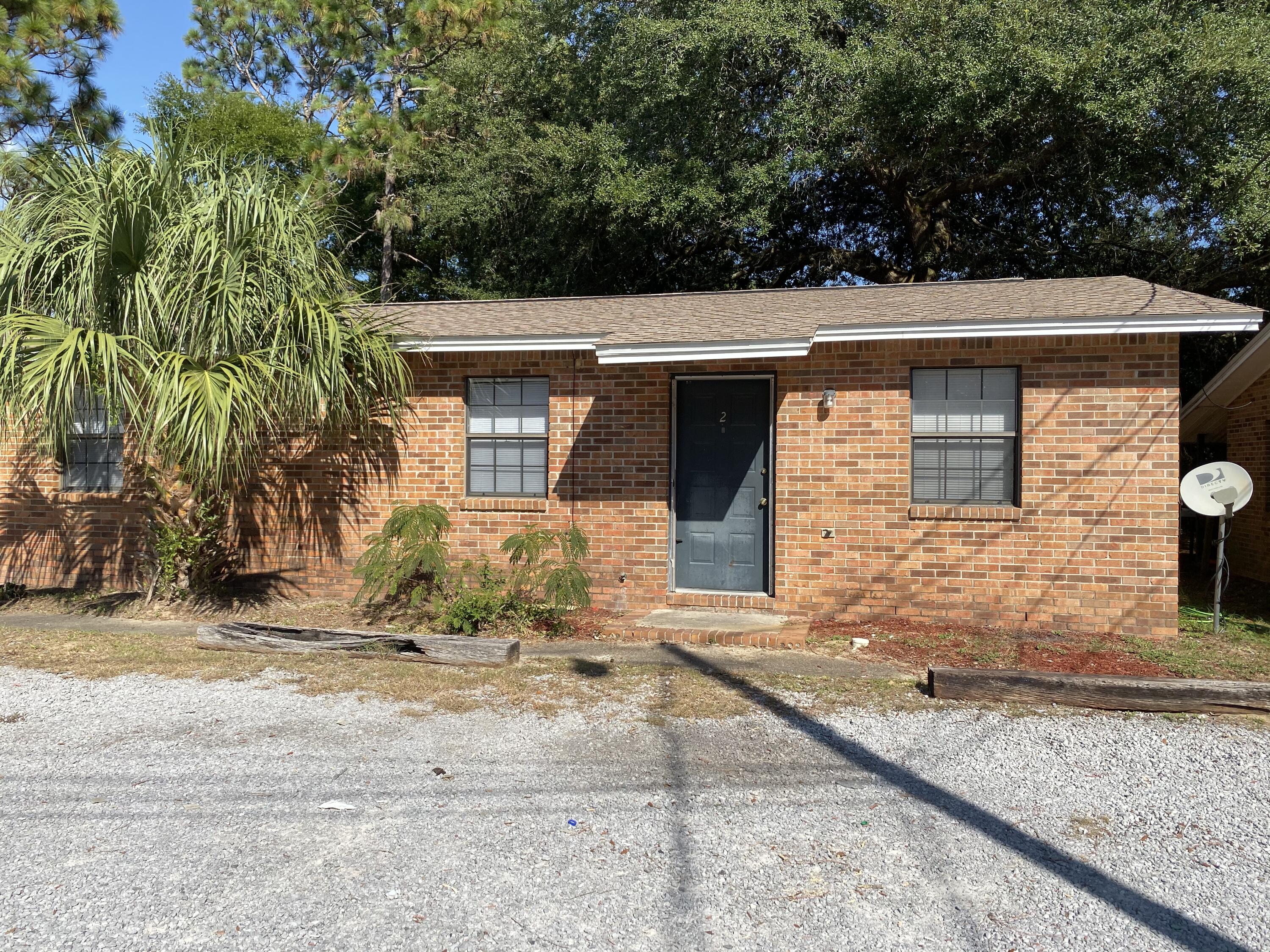 Freshly updated unit! New flooring and kitchen. 2 bedroom 1 bathroom, parking directly in front of the unit. Come see your new home today!