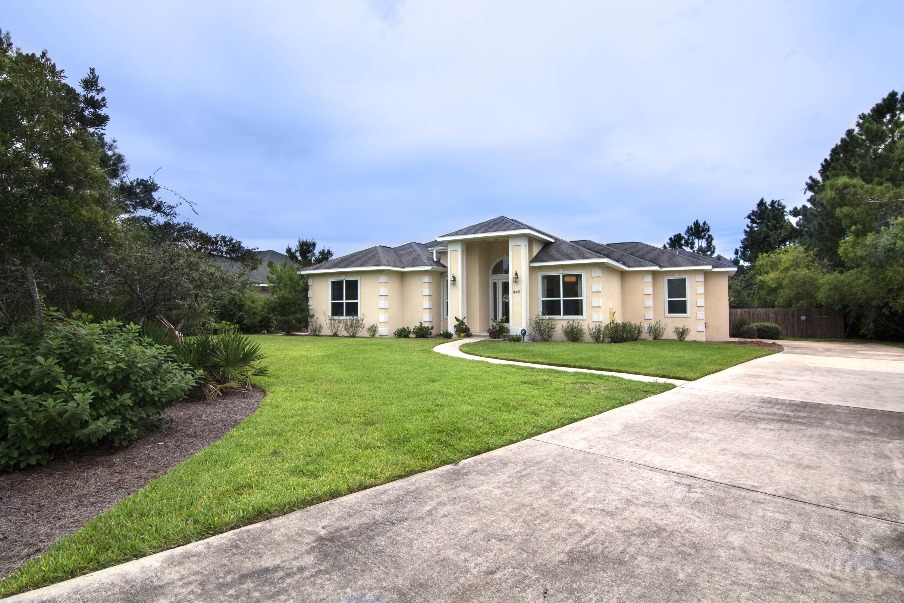 COUNTRY CLUB ESTATES - Residential