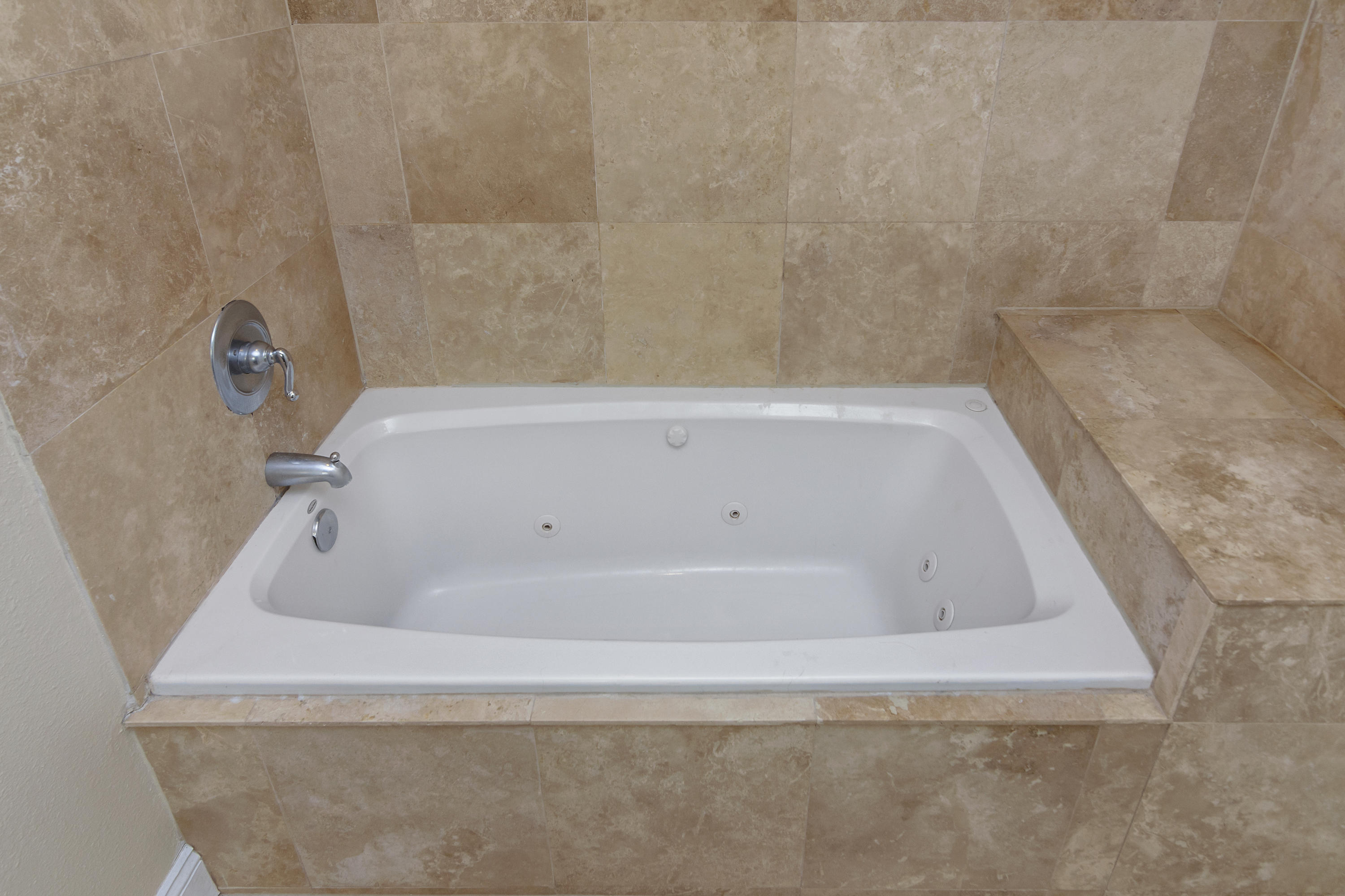 VALPARAISO PINECREST 6 - Residential Lease