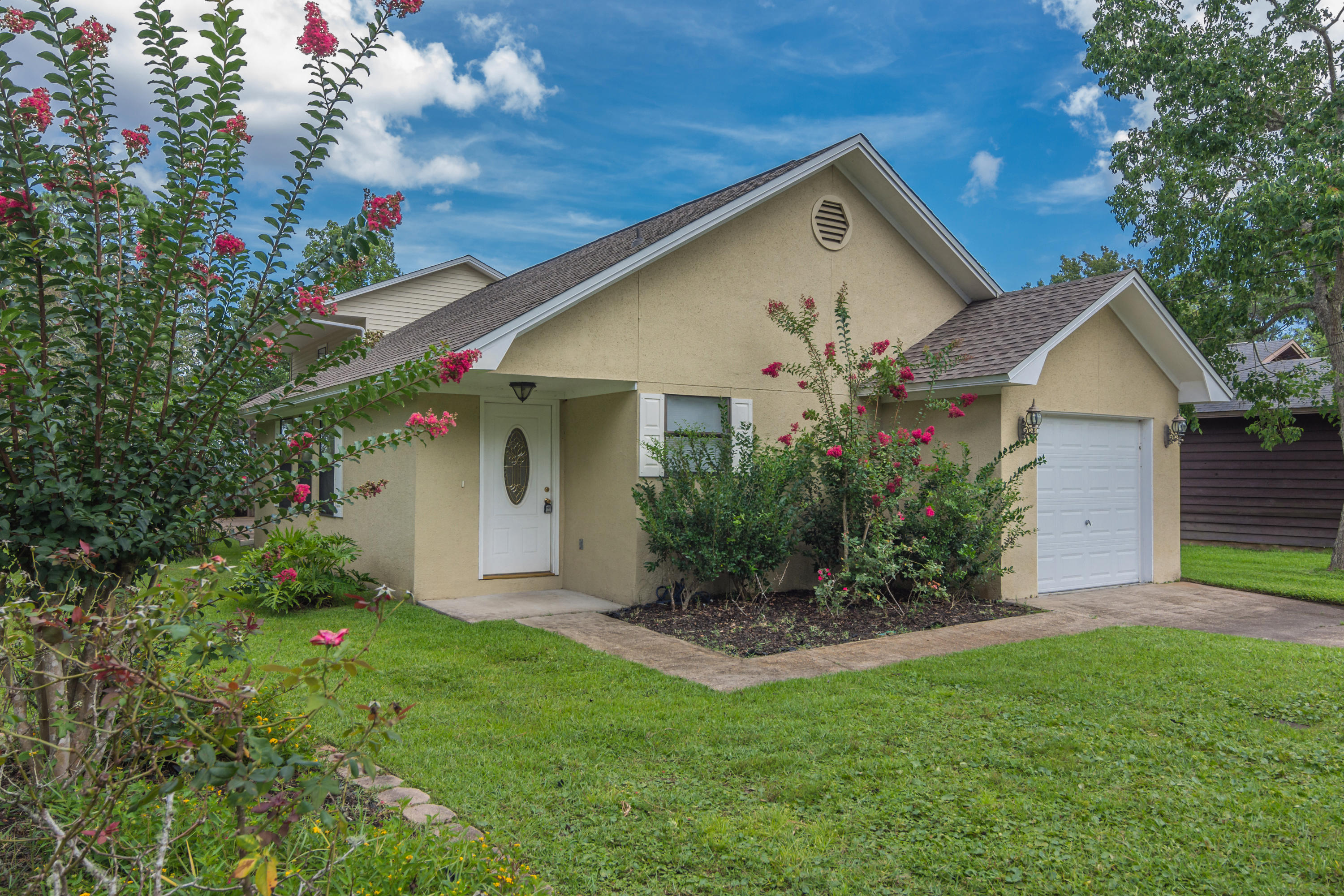 VALPARAISO PINECREST 6 - Residential Lease