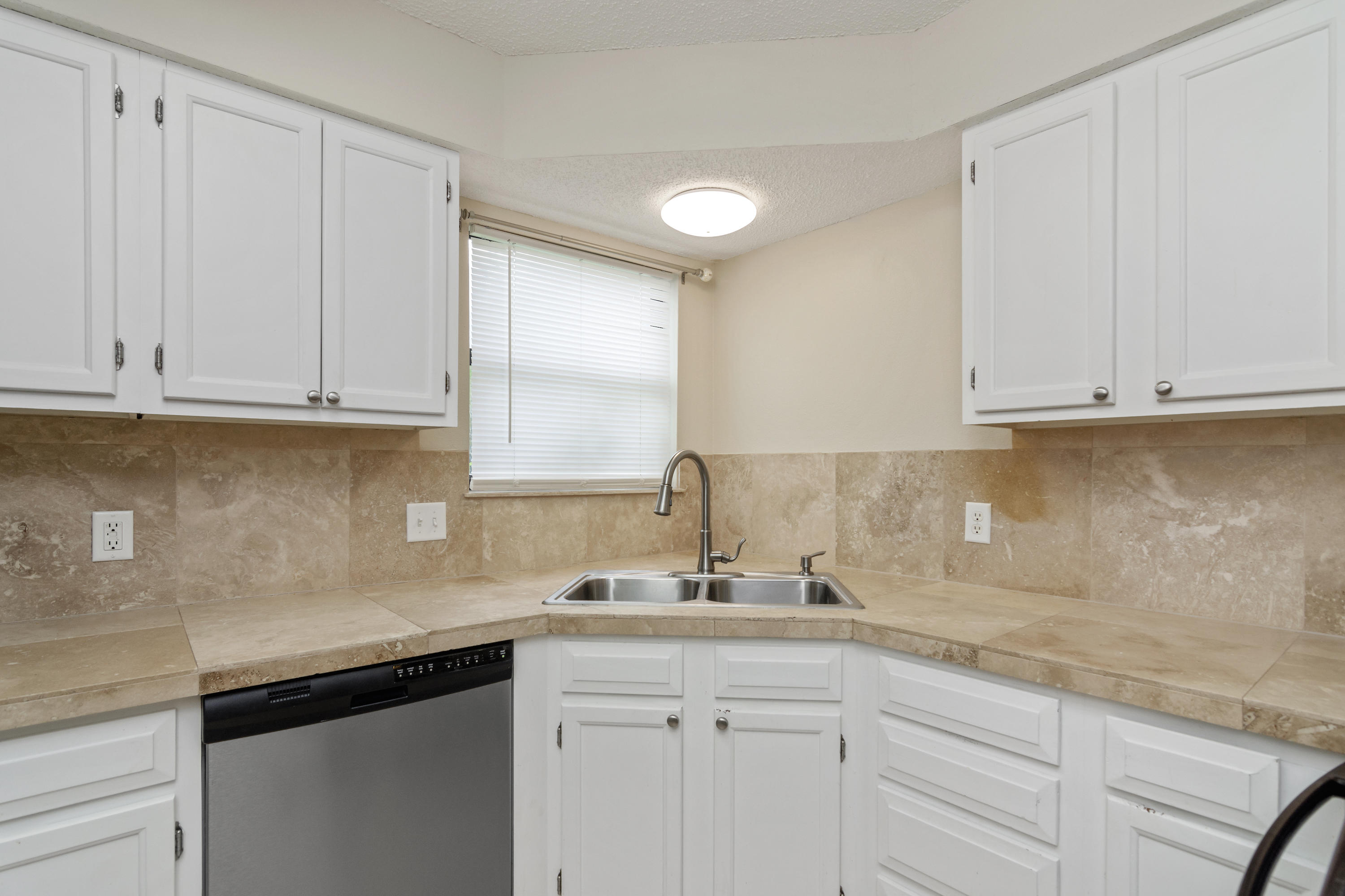 VALPARAISO PINECREST 6 - Residential Lease