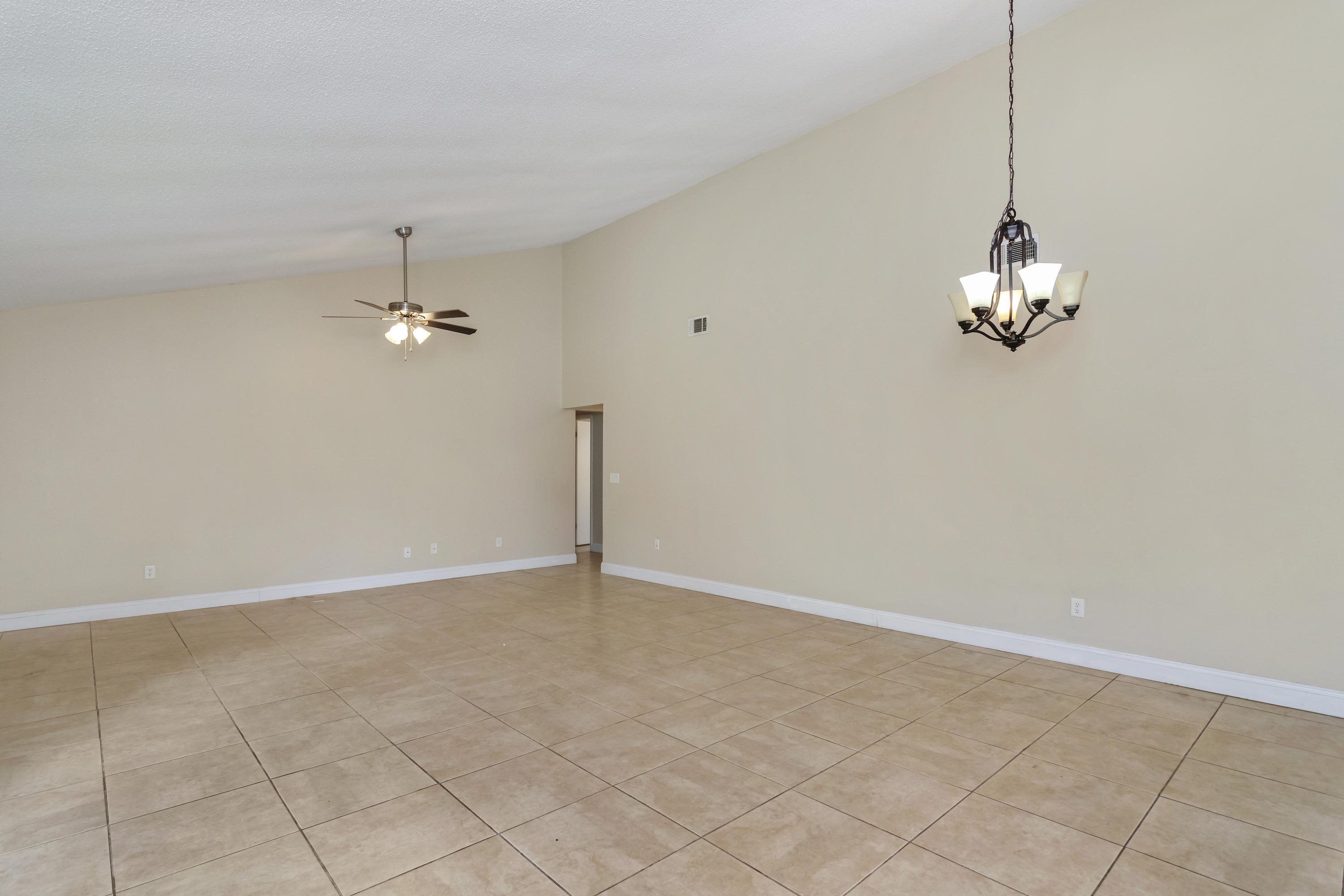 VALPARAISO PINECREST 6 - Residential Lease