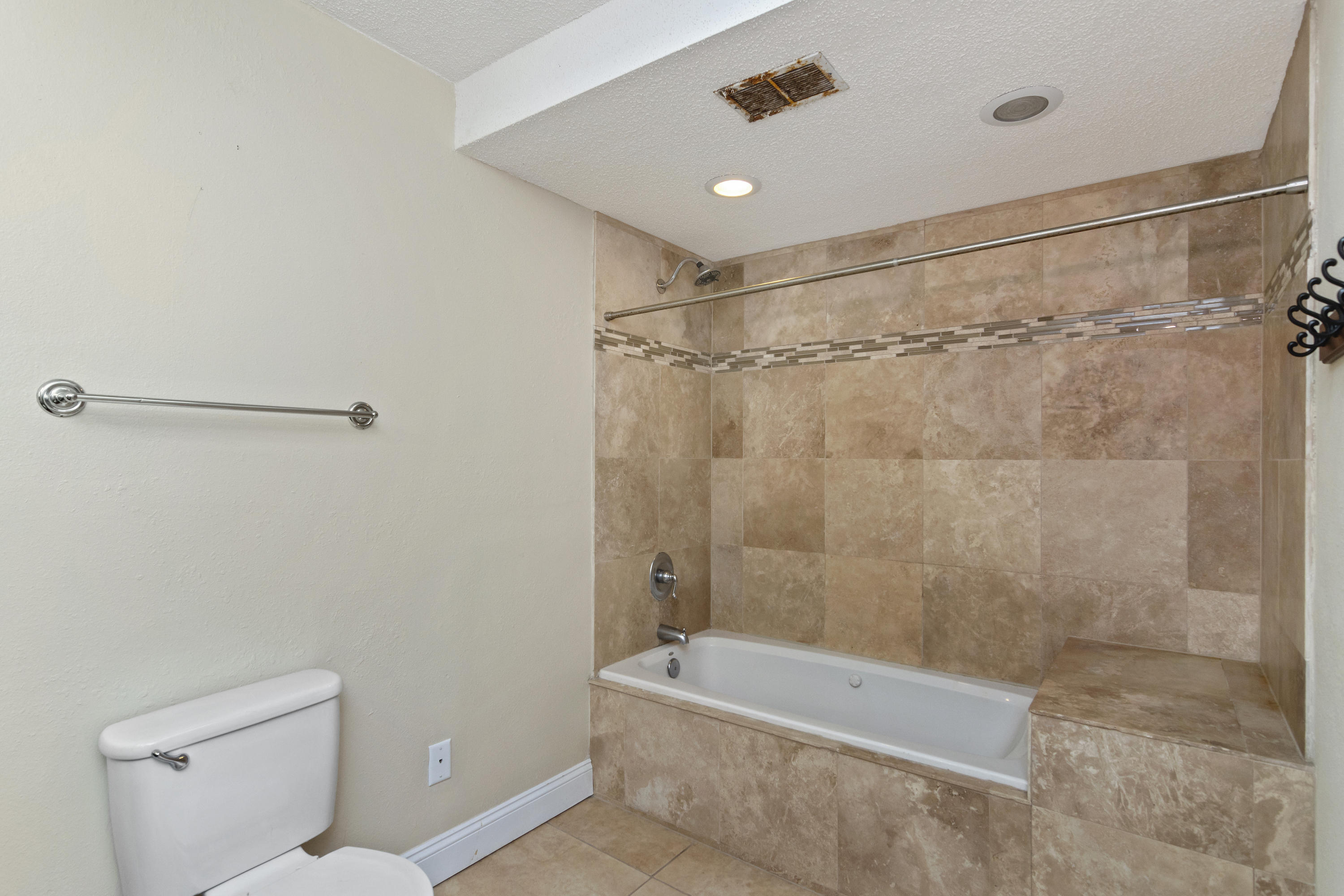 VALPARAISO PINECREST 6 - Residential Lease