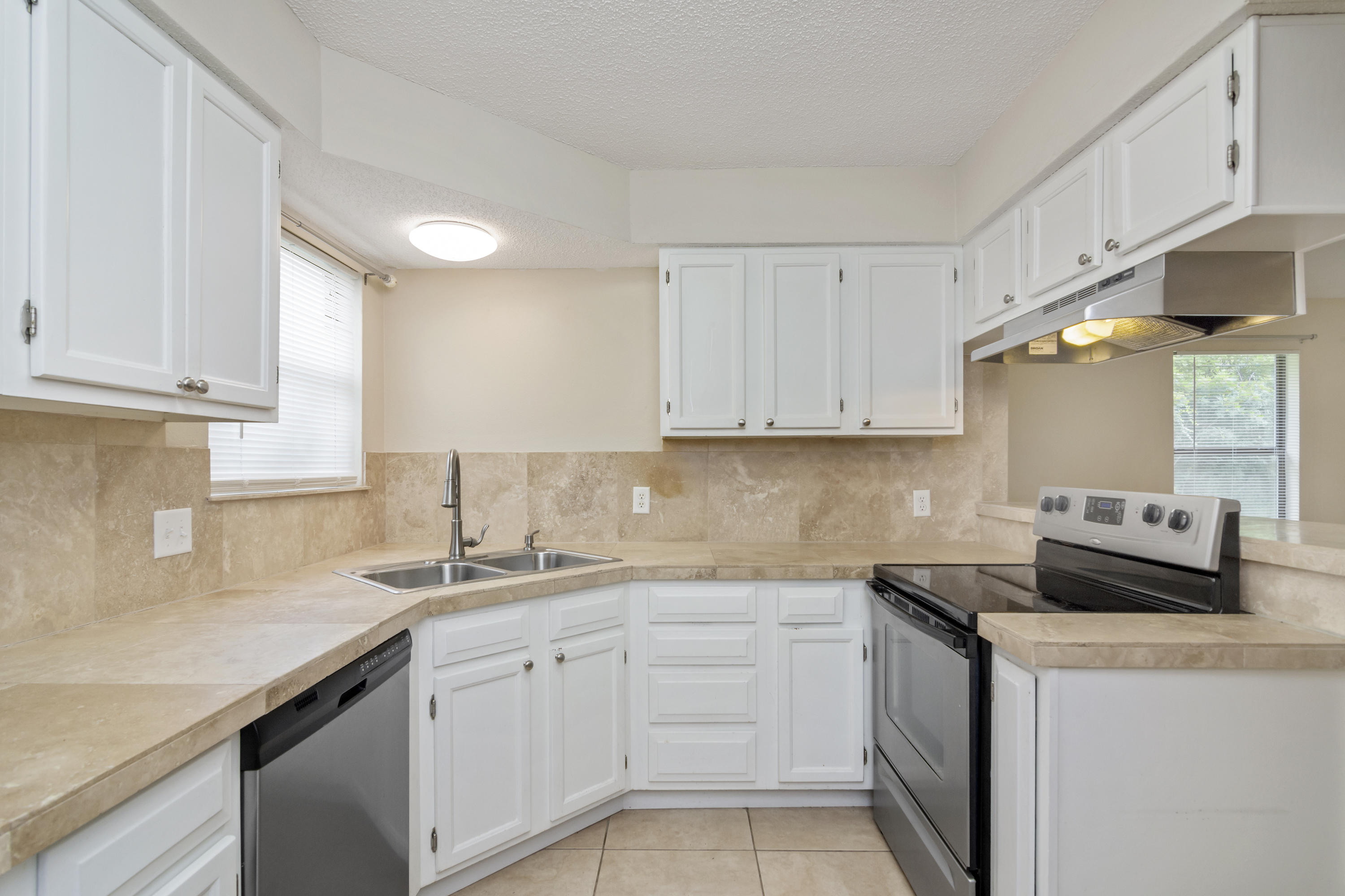 VALPARAISO PINECREST 6 - Residential Lease