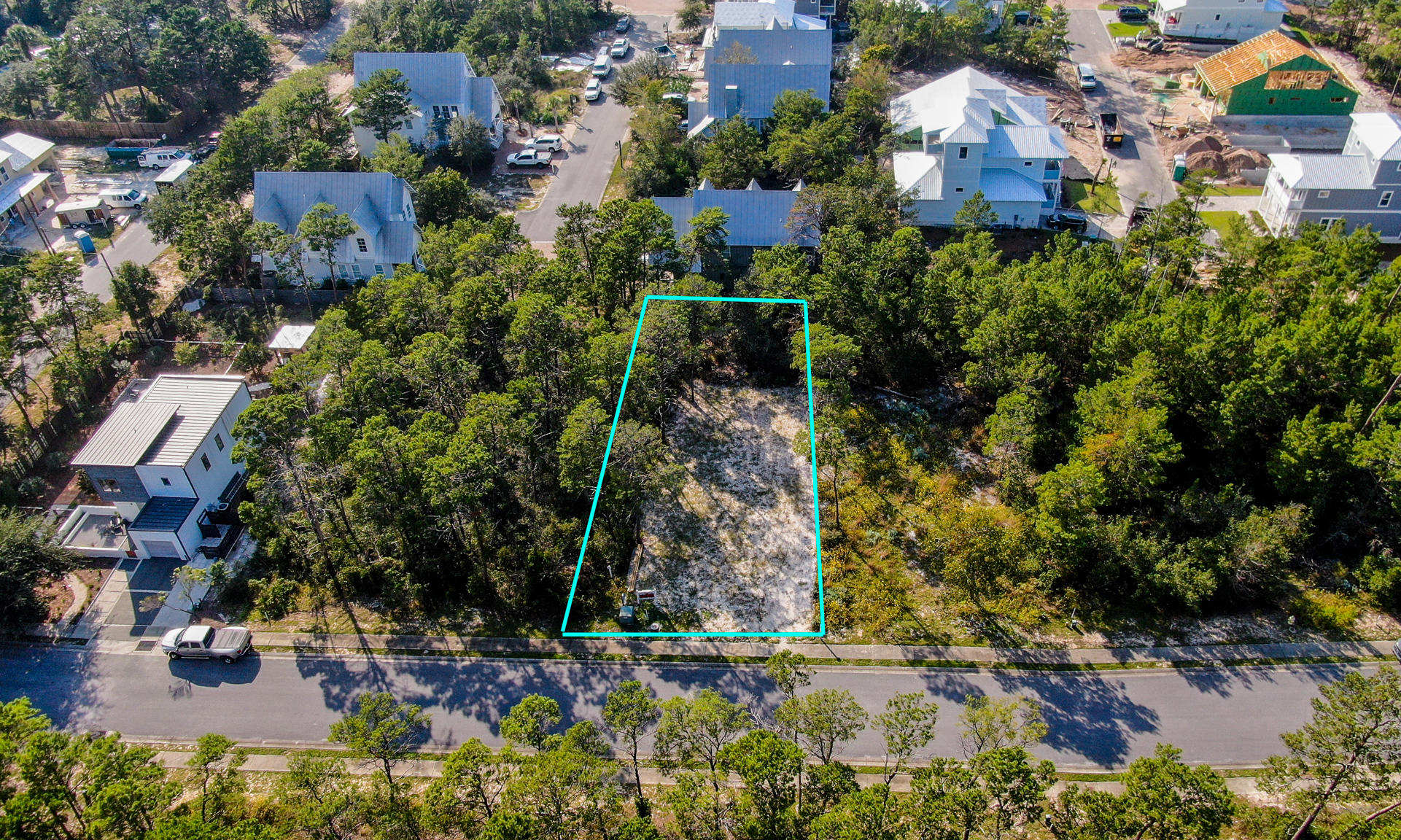 Beautiful lot in the desirable Lakeside community. Cleared and ready for you to build your new home! Less than a mile from the beach, and minutes from restaurants and shopping at 30Ave and Rosemary Beach.