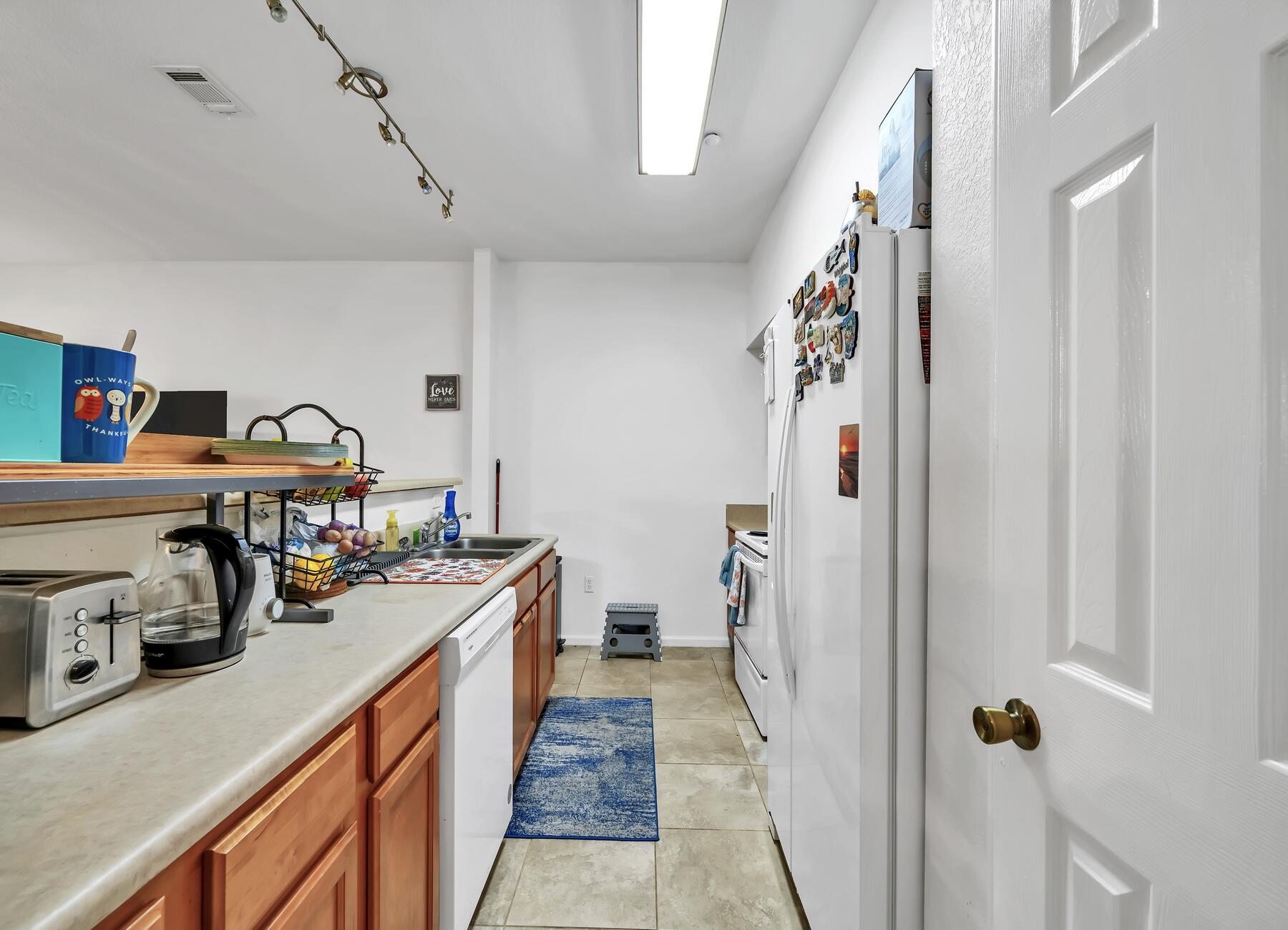 YACHT CLUB OAKS - Residential Lease