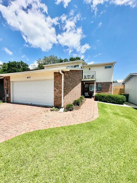Avail: 6/7. Security deposit = $2,400. can be broken up in 2 monthly installments, if qualified. Yard service included in the rent! 1 SMALL DOG ALLOWED UPON OWNERS APPROVAL & W/ A NON-REFUNDABLE PET FEE. Introducing a stunning 3 bedroom, 3 bathroom townhouse located in the desirable Donlabrook Gardens neighborhood just 1-2 minutes from the hospital. This newly remodeled home boasts cathedral ceilings, a privacy fenced backyard & a 2 car garage w/ an auto opener for convenience. Enjoy the covered front entrance, deck & 2 balconies perfect for relaxing or entertaining. The interior features wood looking tile flooring downstairs, LVP flooring upstairs & carpet only on the stairs/landing. The townhouse includes a formal dining area, breakfast area off the kitchen & plantation shutters throughout for added charm. With 2 en-suites upstairs & 1 bedroom & full bathroom downstairs, this townhouse offers both comfort & functionality. Don't miss the opportunity to make this beautifully appointed townhouse your new home. Only 4 vehicles allowed due to limited parking.
