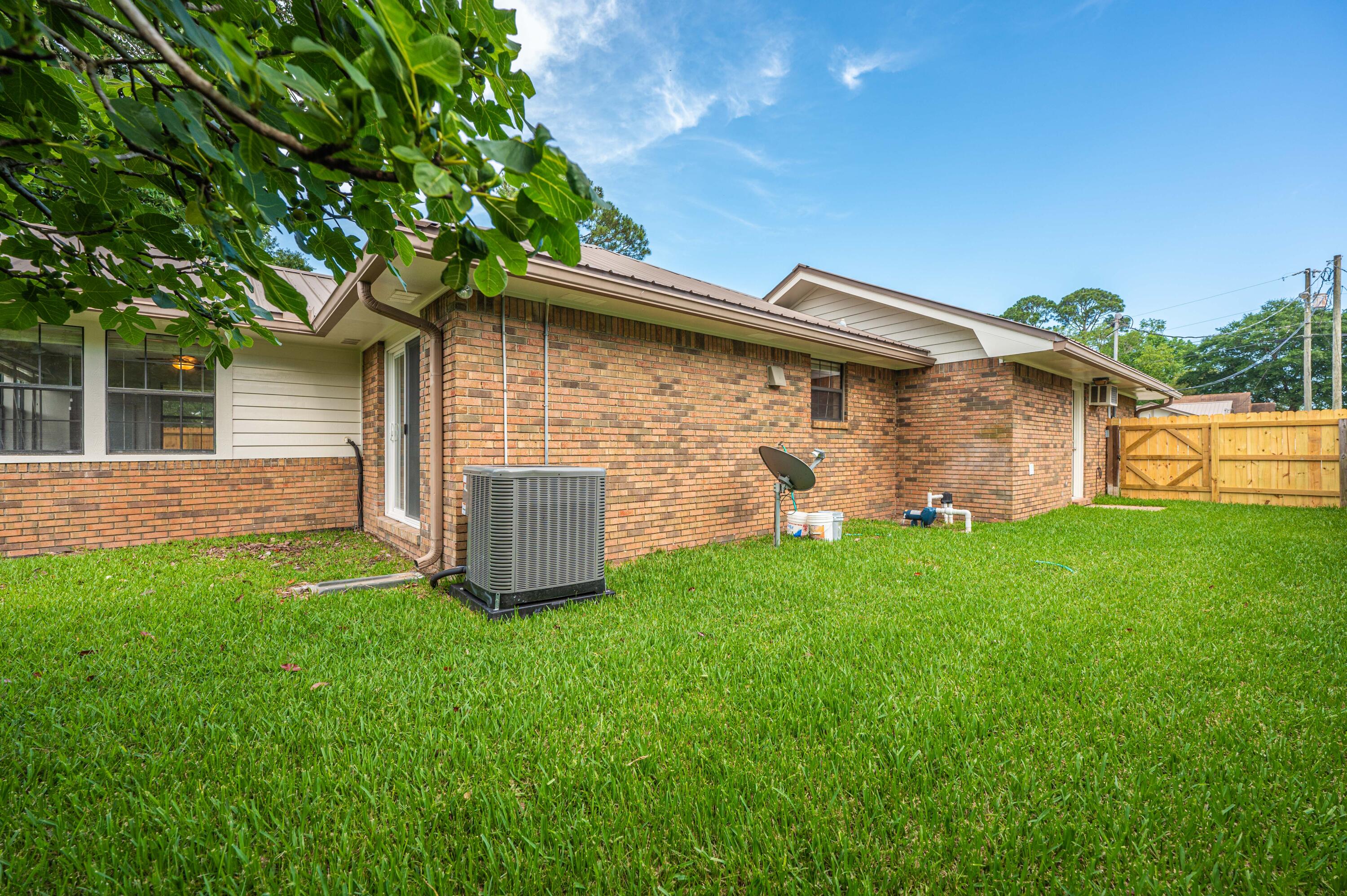 MARY ESTHER MANOR 1ST ADDN - Residential