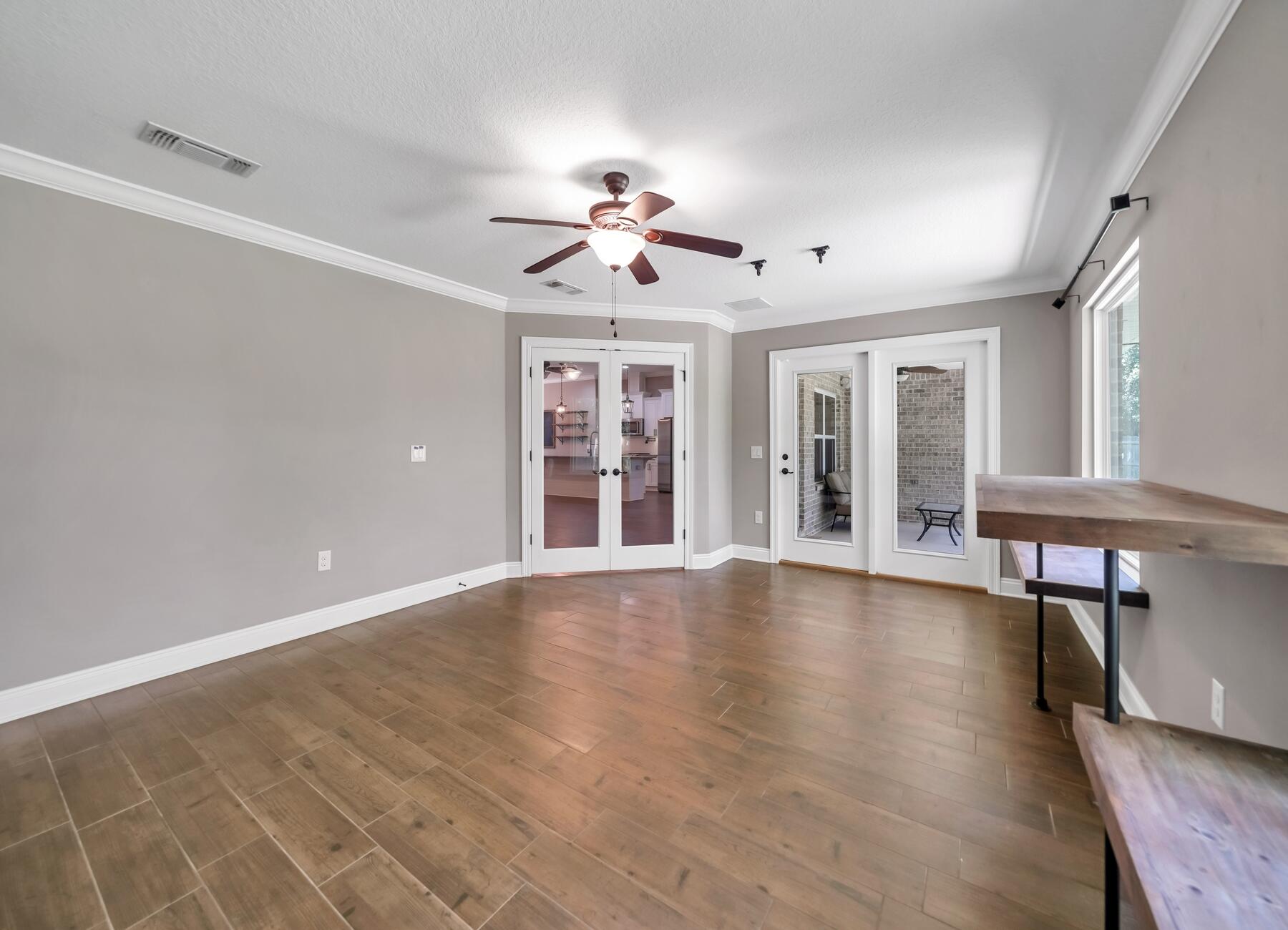 ROBLEDAL ESTATES - Residential Lease