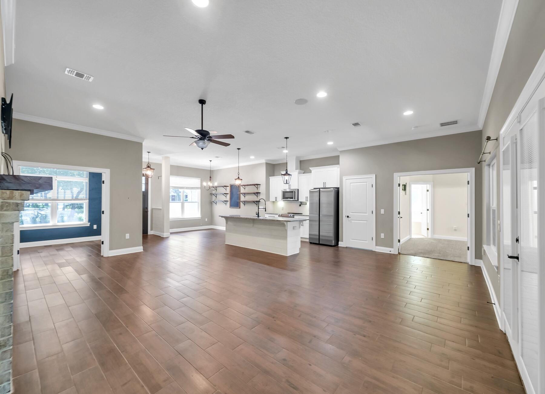 ROBLEDAL ESTATES - Residential Lease