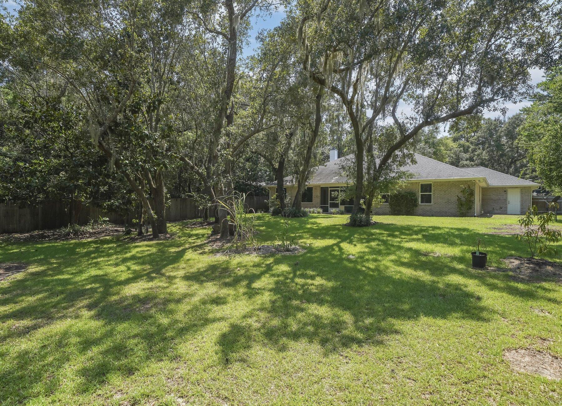 ROBLEDAL ESTATES - Residential Lease