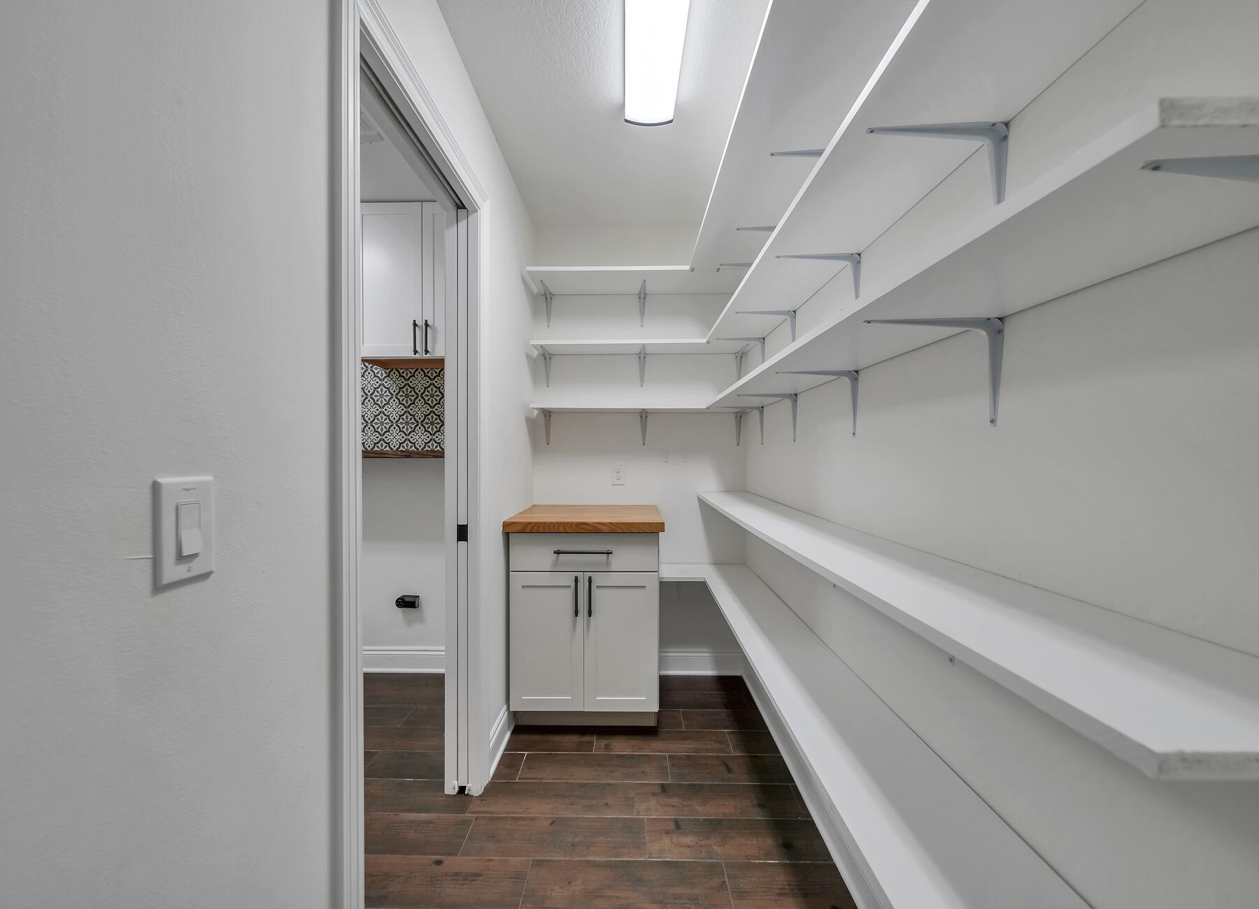 ROBLEDAL ESTATES - Residential Lease