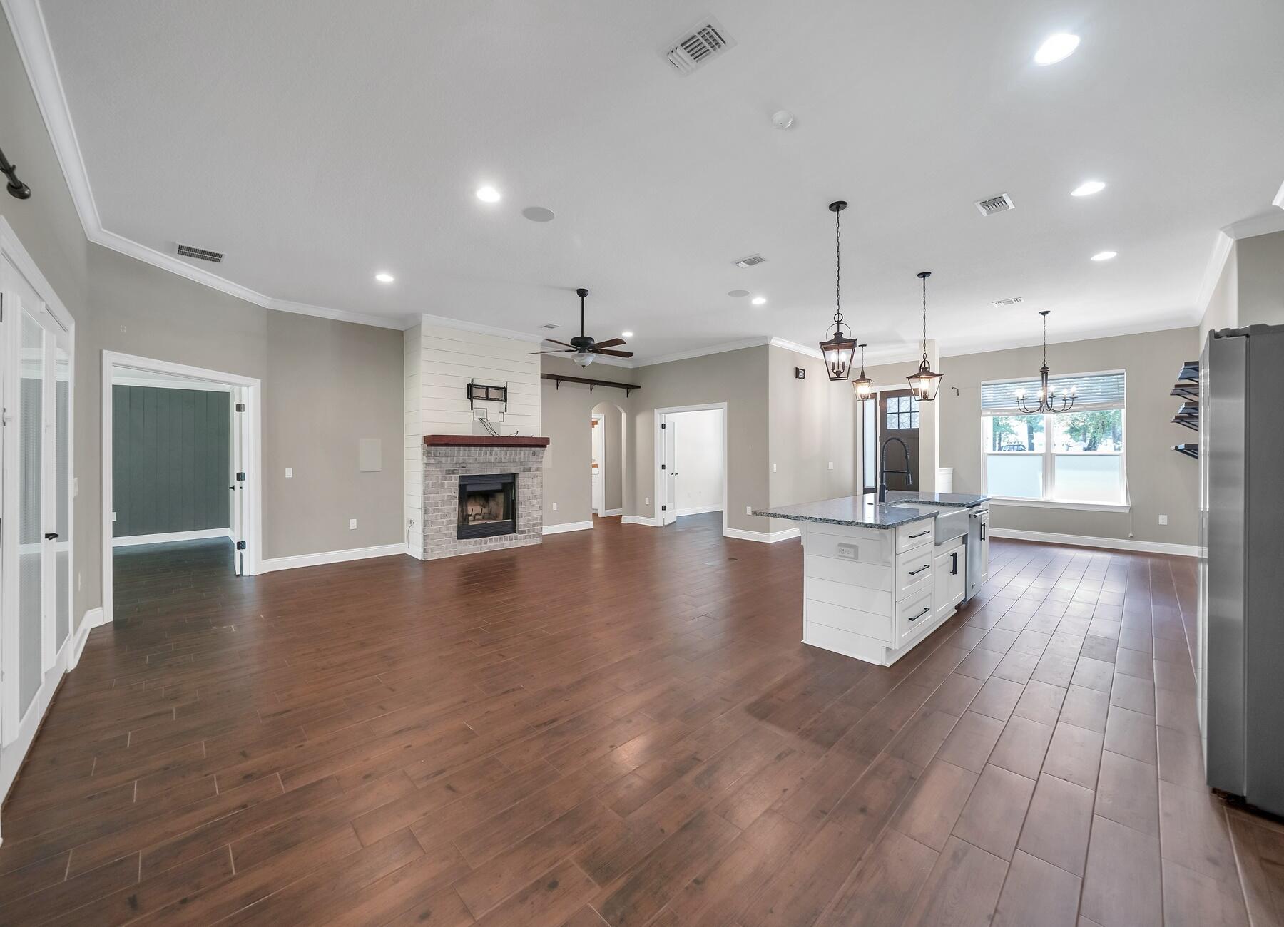 ROBLEDAL ESTATES - Residential Lease