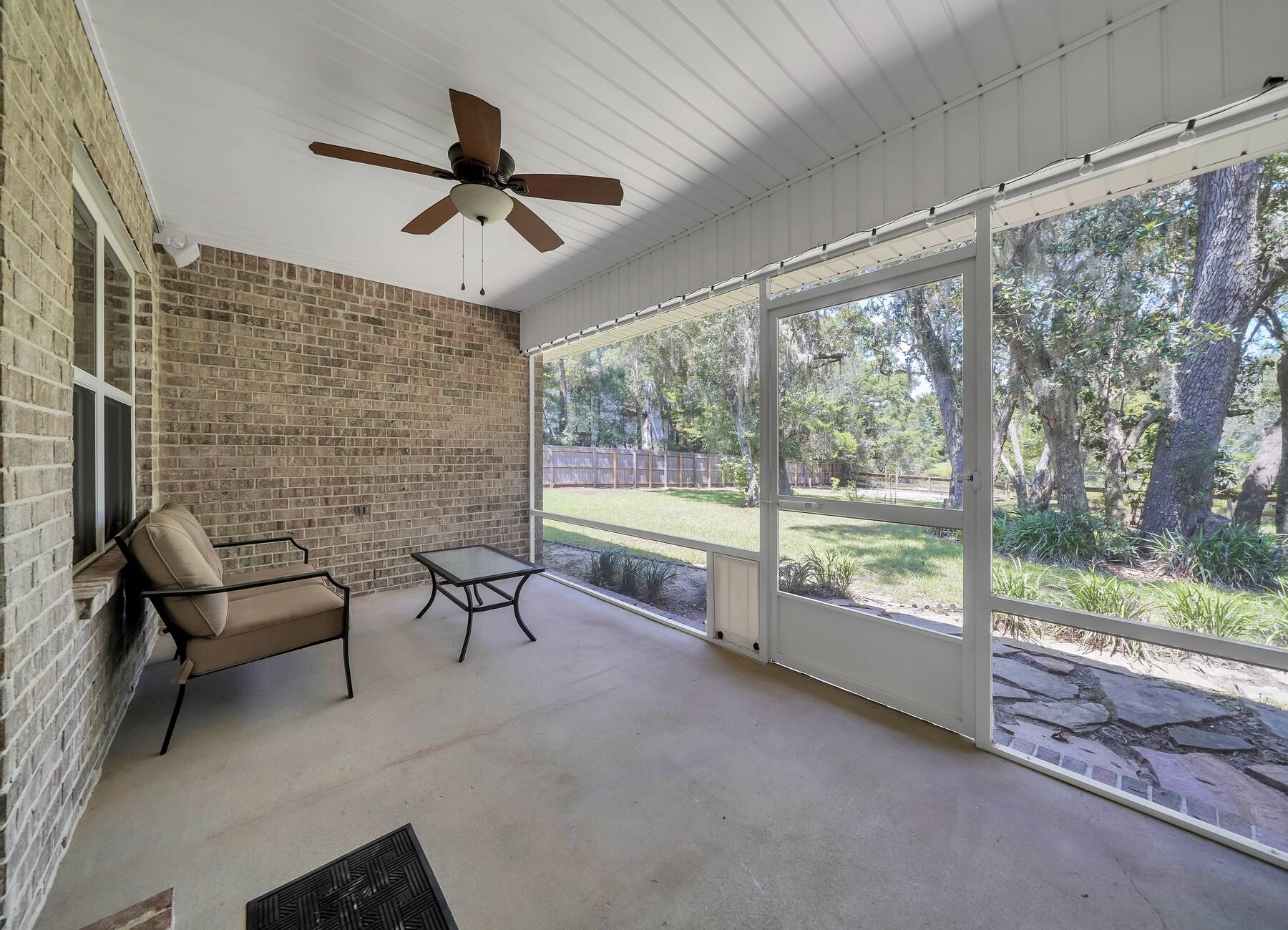 ROBLEDAL ESTATES - Residential Lease