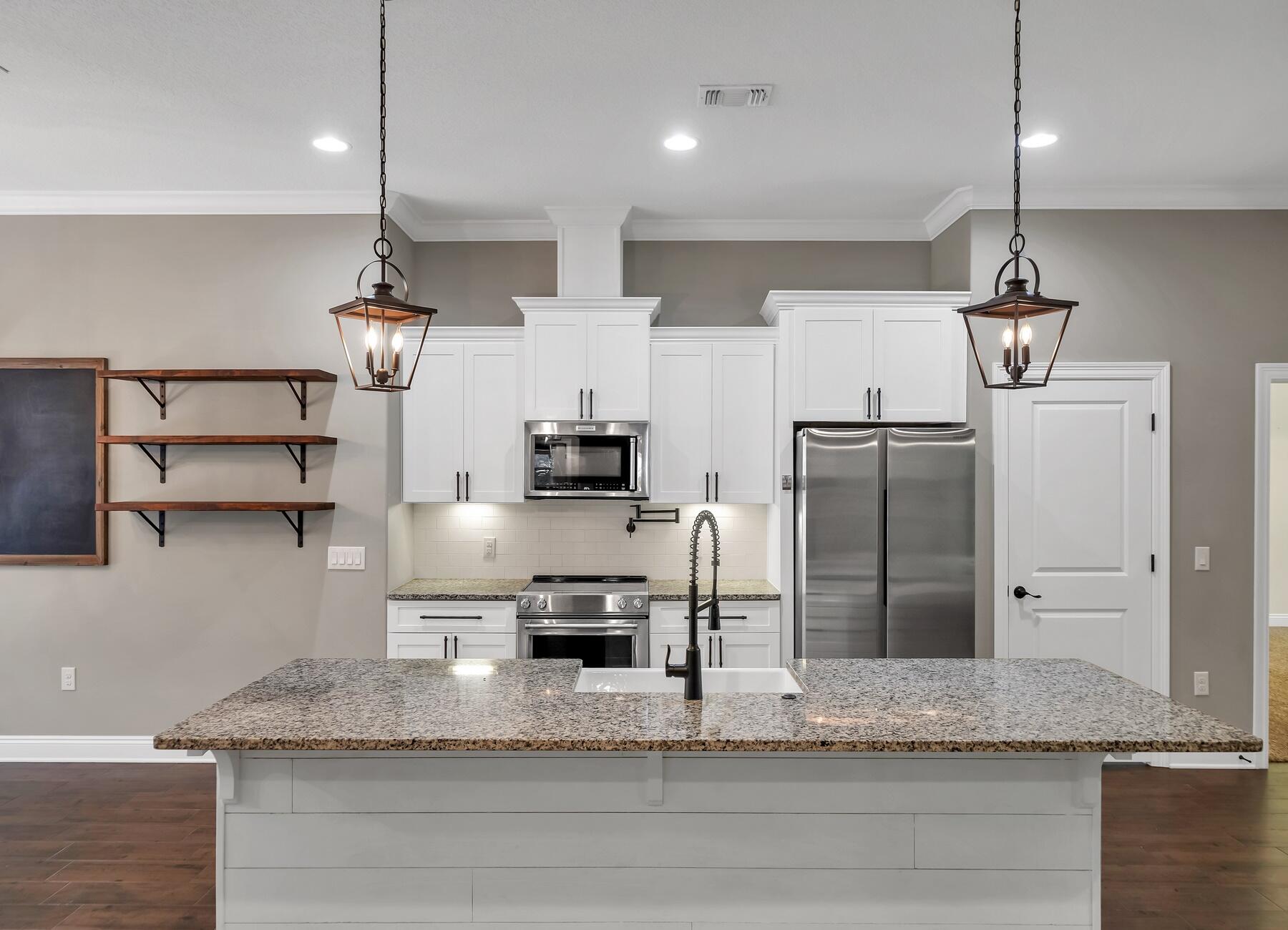 ROBLEDAL ESTATES - Residential Lease