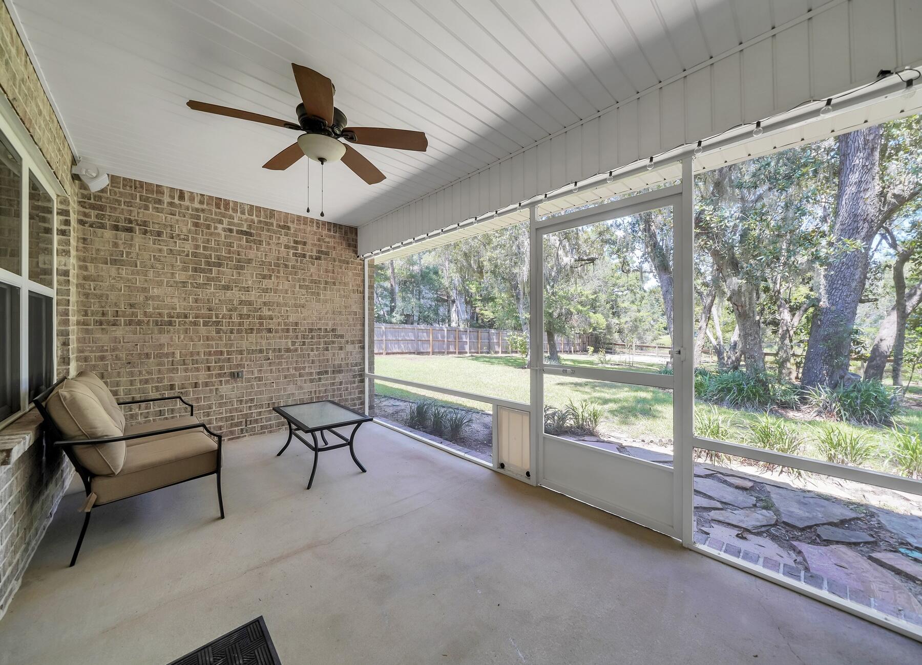 ROBLEDAL ESTATES - Residential Lease