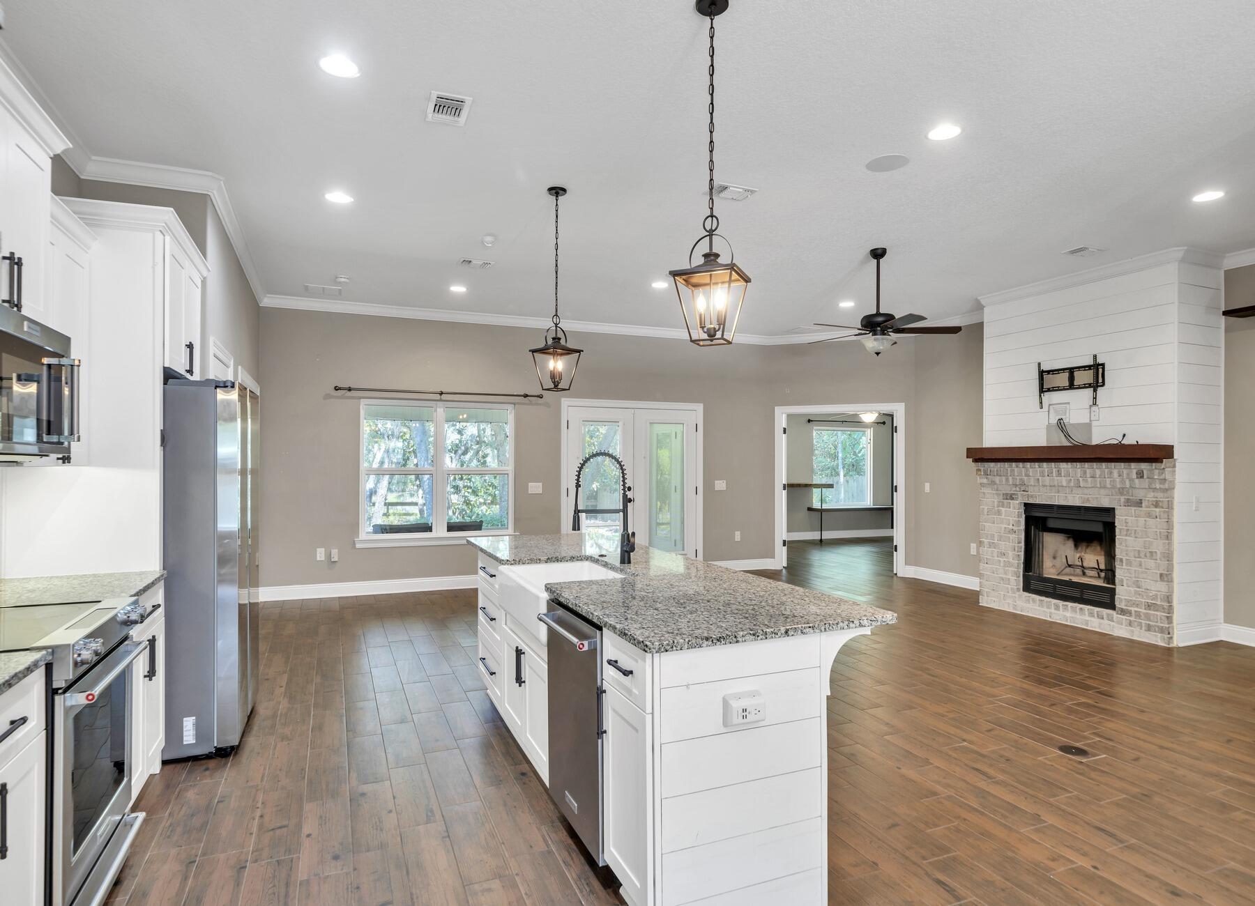 ROBLEDAL ESTATES - Residential Lease