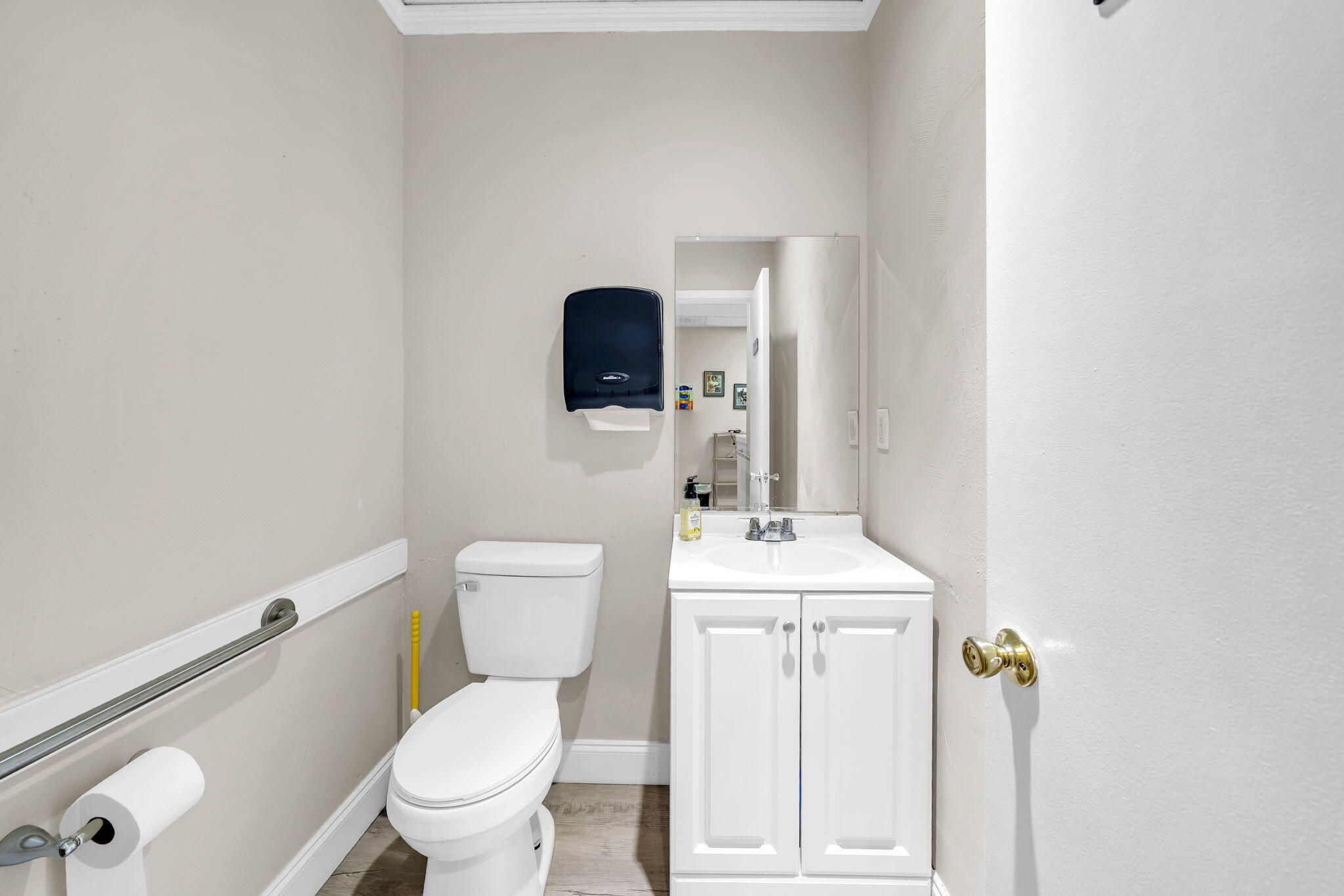 Main image without alt text