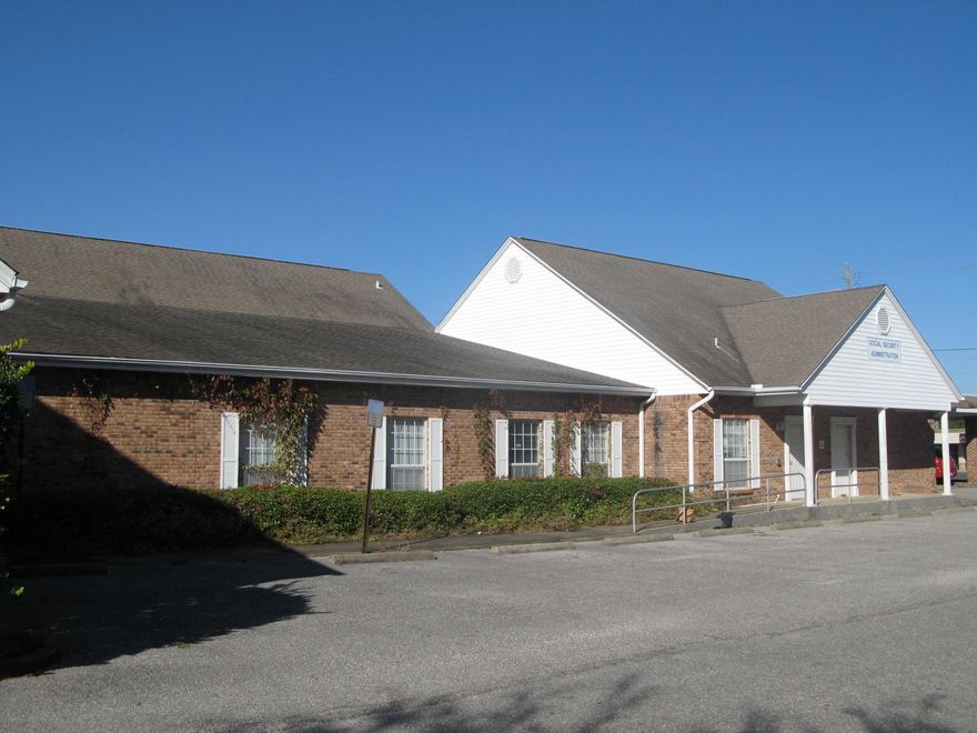 High retail location near Santa Rosa Mall and in front of Publix. Office/retail building would be ideal for owner to use and lease out space not needed, lease all 3 units for rental income, or tear town for fast food or other new development. Will also lease space. 2 front units and 1 rear unit. Front unit sizes are 1,200 sqft, 3,746 sqft, and rear unit is 5,664 sqft.Billboard is not included, owners will retain easement, but could be purchased separately.