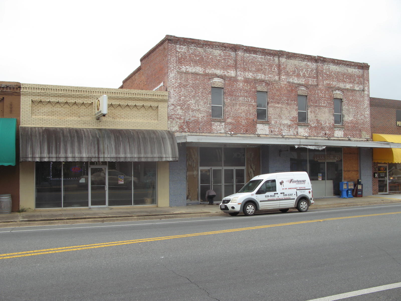 Main image without alt text