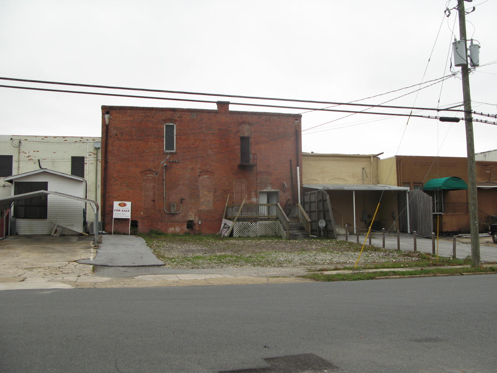 Main image without alt text