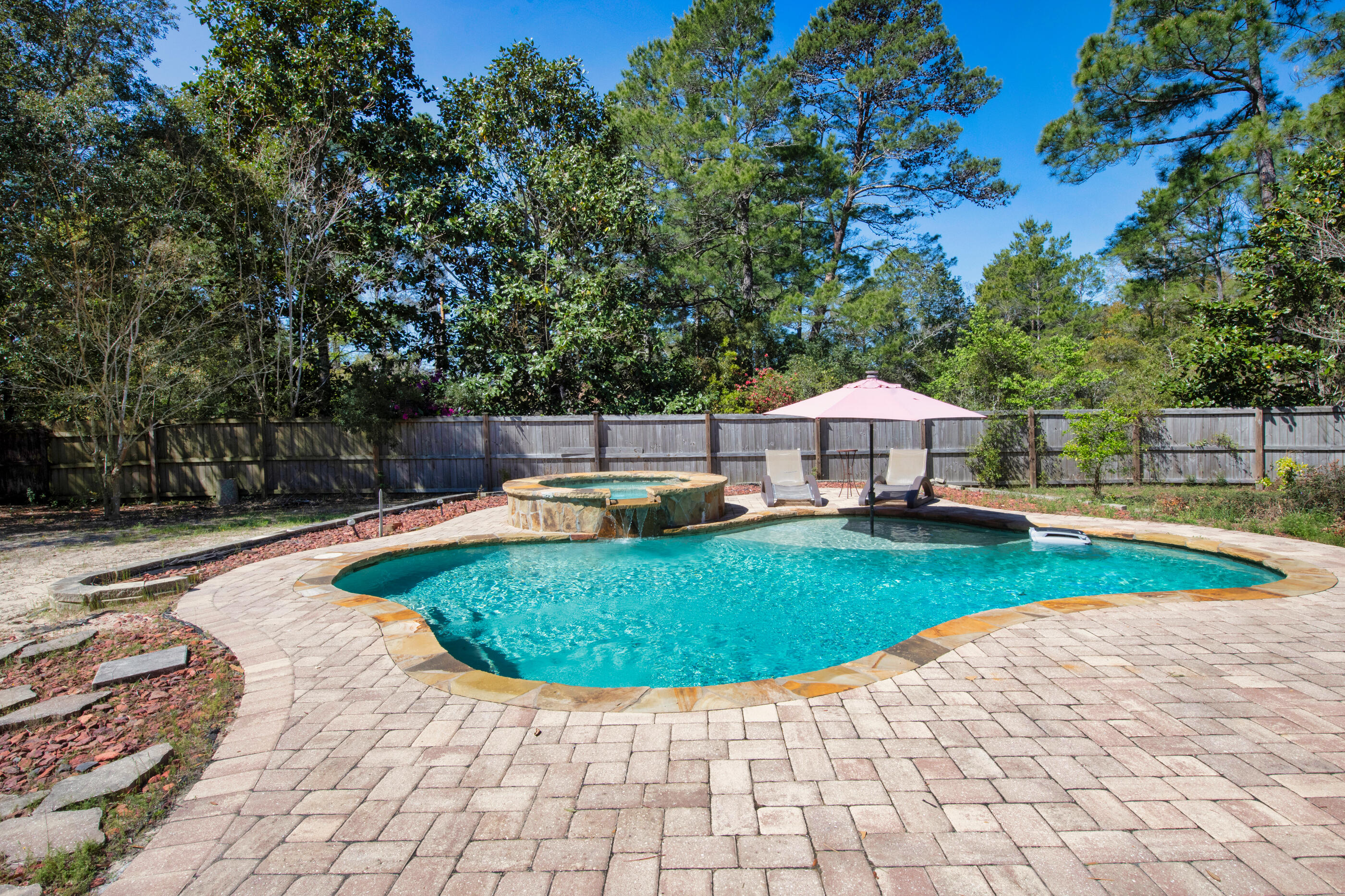 ROBLEDAL ESTATES - Residential