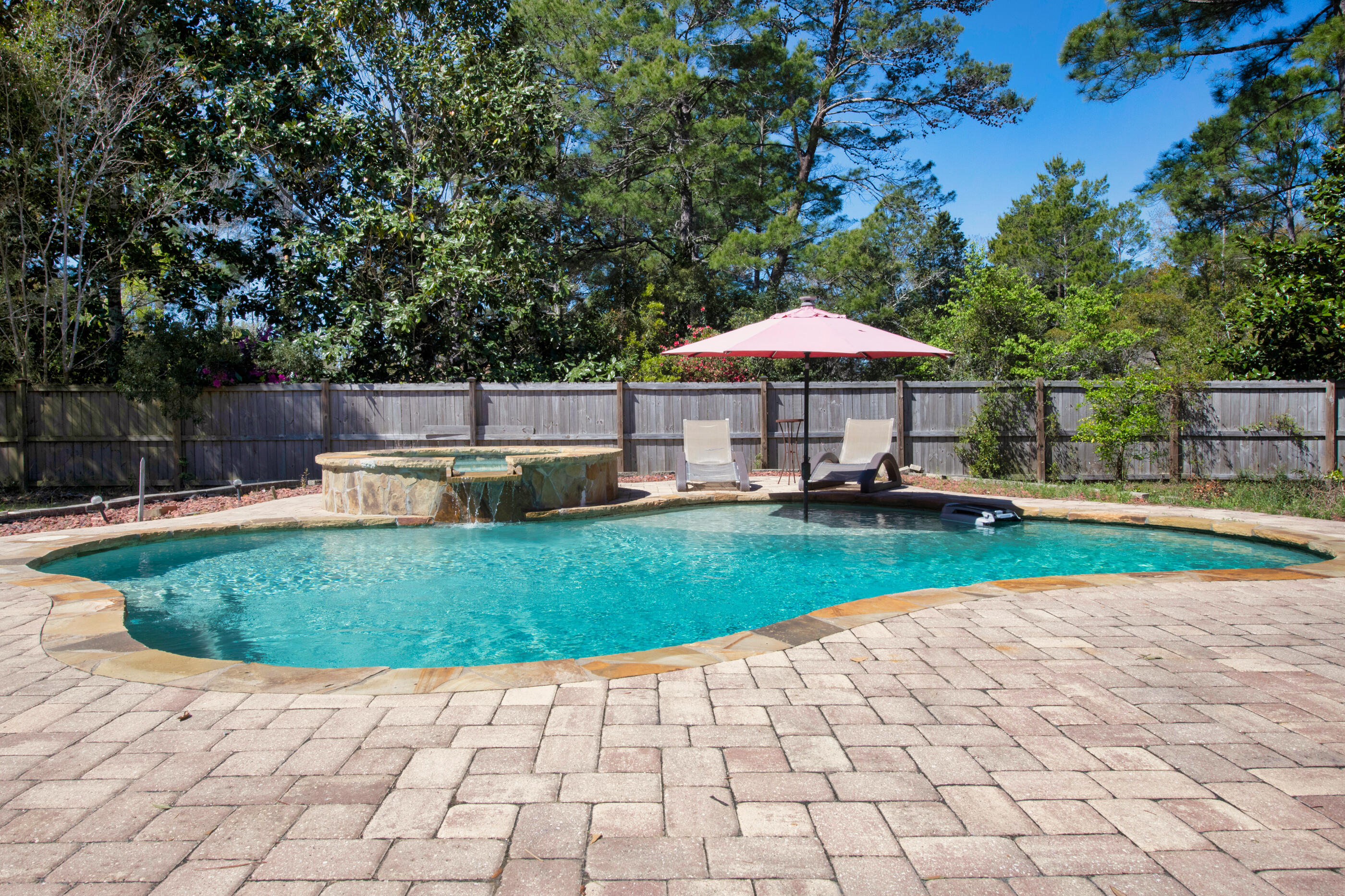 ROBLEDAL ESTATES - Residential