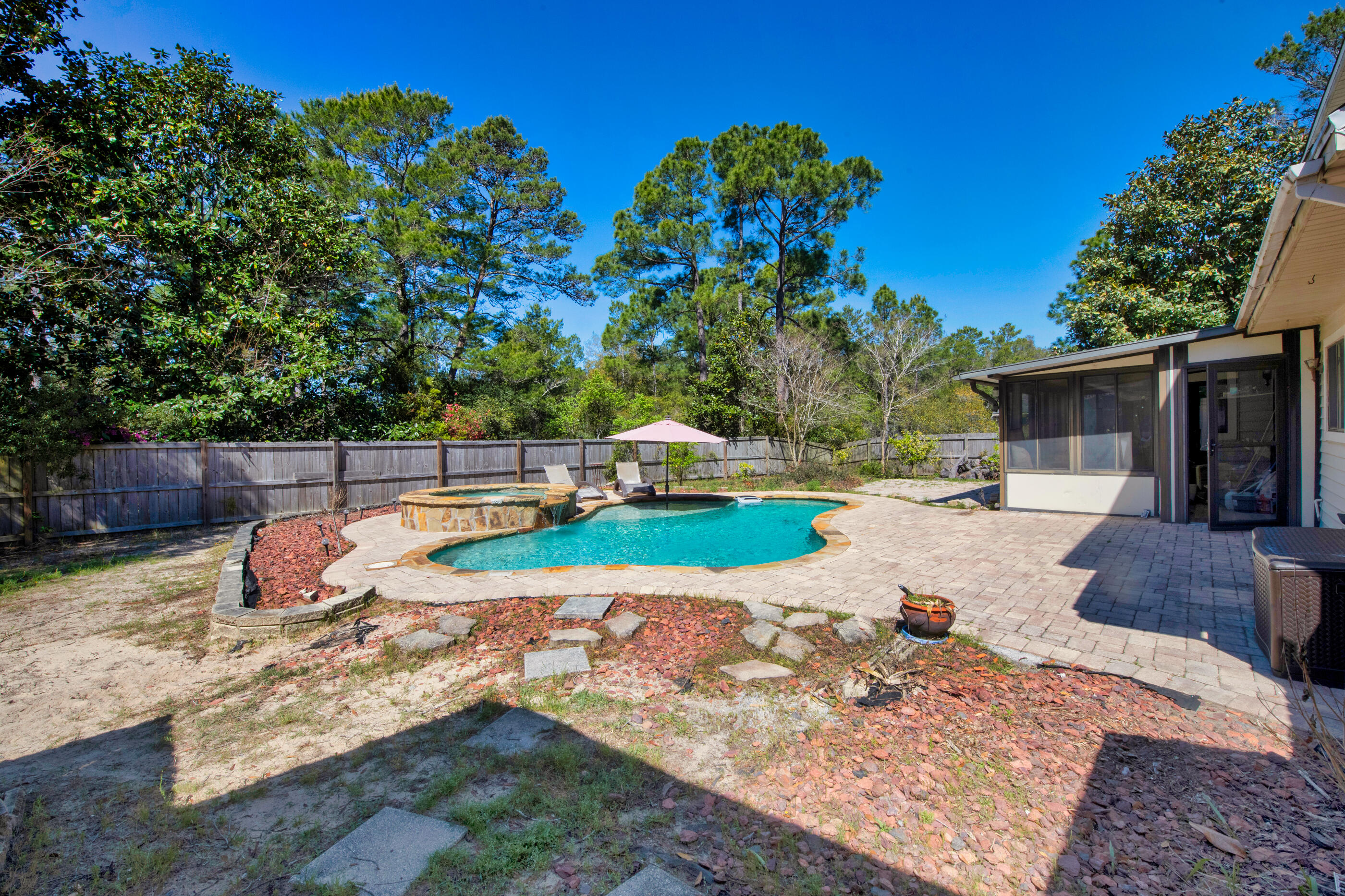 ROBLEDAL ESTATES - Residential