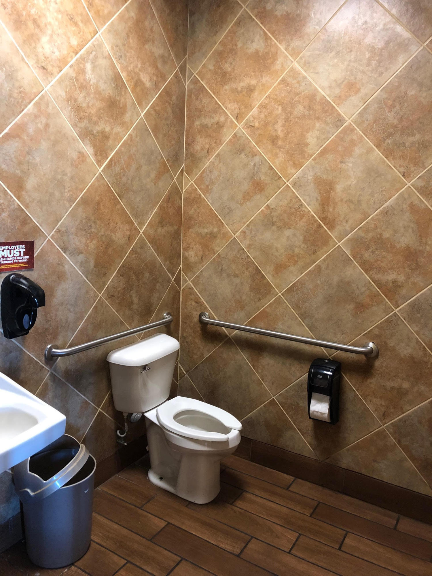 Main image without alt text