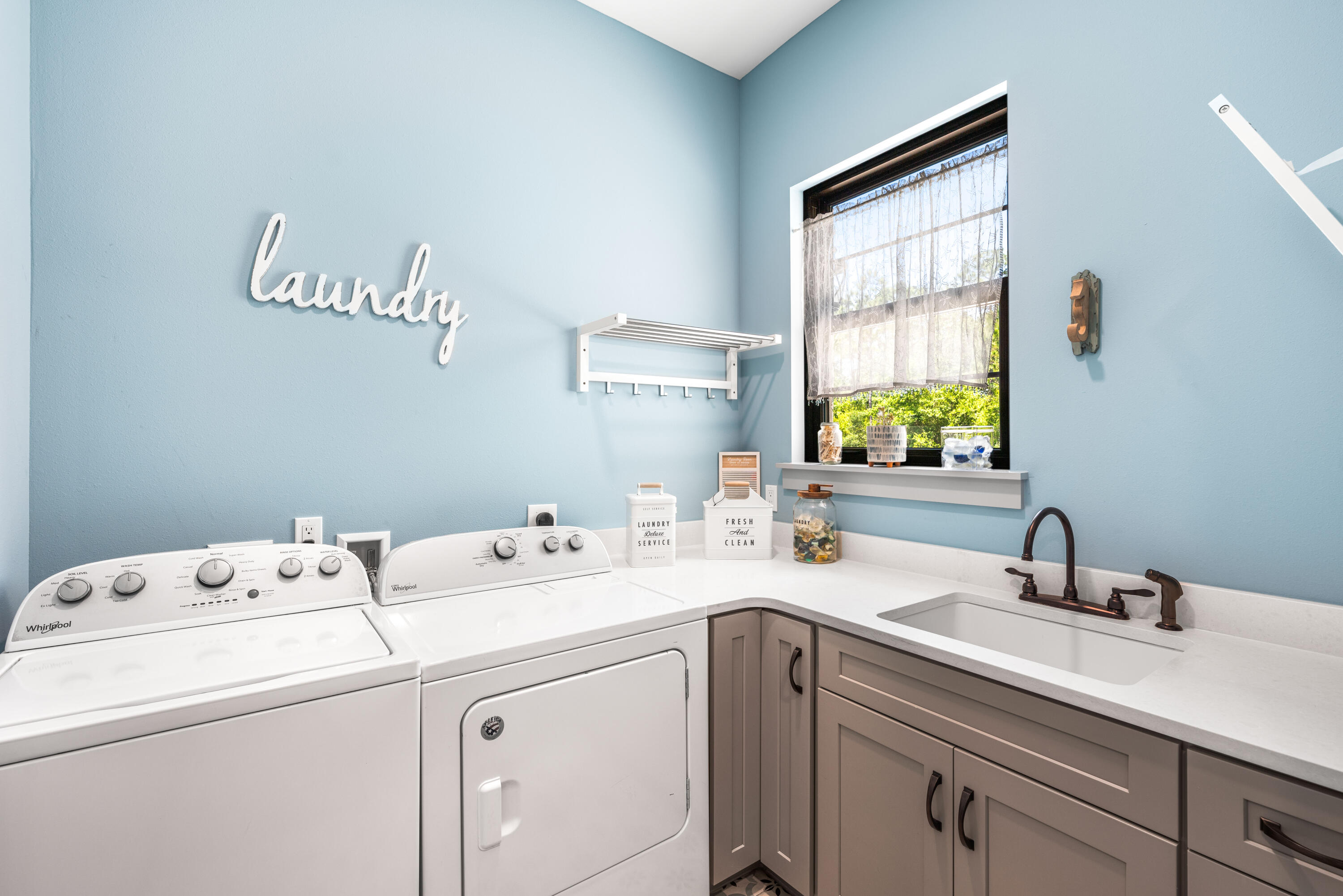 SECLUSION BAY - Residential