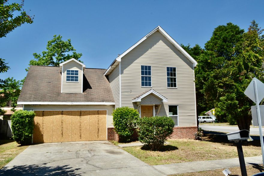 REO. Located in the Heart of Destin, close to schools, shopping, restaurants and entertainment! Legion Cove subdivision has sidewalks and underground utilities. This 3 bedroom 2.5 bath home is a 2 story with low maintenance vinyl siding and brick exterior. Energy efficient and spacious open floor plan. Fireplace in living area. Privacy fenced back yard. This property is now active in an online auction. All offers must be submitted through the property's listing page on www.auction.com. The sale will be subject to a 5% buyer's premium pursuant to the Auction Terms & Conditions (minimums may apply). All auction bids will be processed subject to seller approval. online sales event for the above property begins 05-10-2020, and ends 05-12-2020.