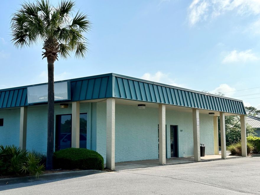 Palm Plaza, centrally located in the heart of Niceville, boasts great traffic counts and demographics. This office has a lobby, conference room, 3 offices, a storage closet, a kitchen and 2 restrooms.Office furniture shown in photos is available, if needed.