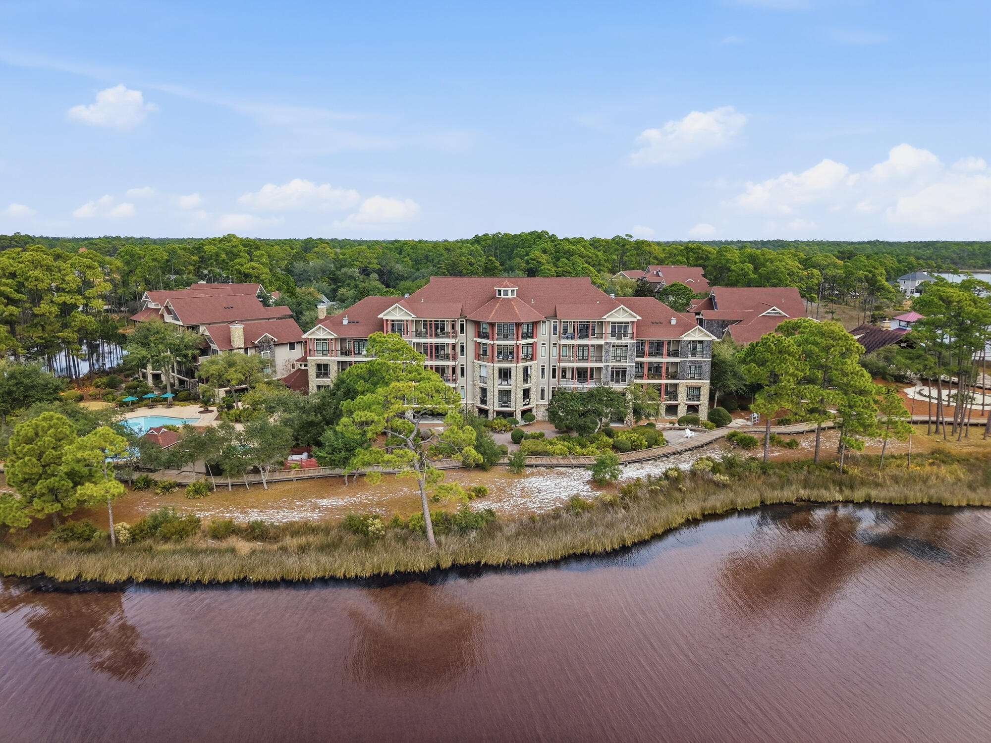 WILD HERON LAKESIDE LODGE - Residential