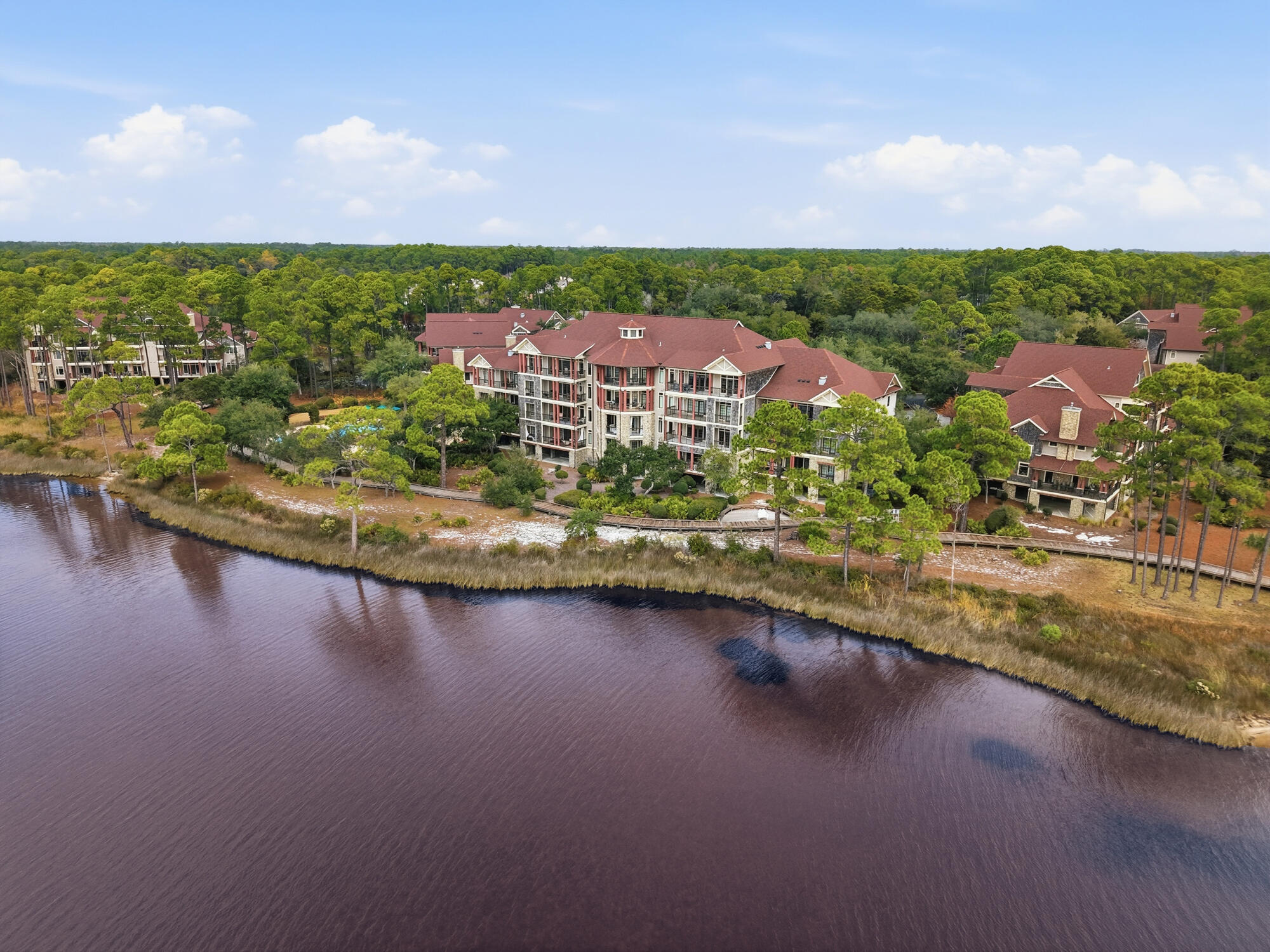 WILD HERON LAKESIDE LODGE - Residential