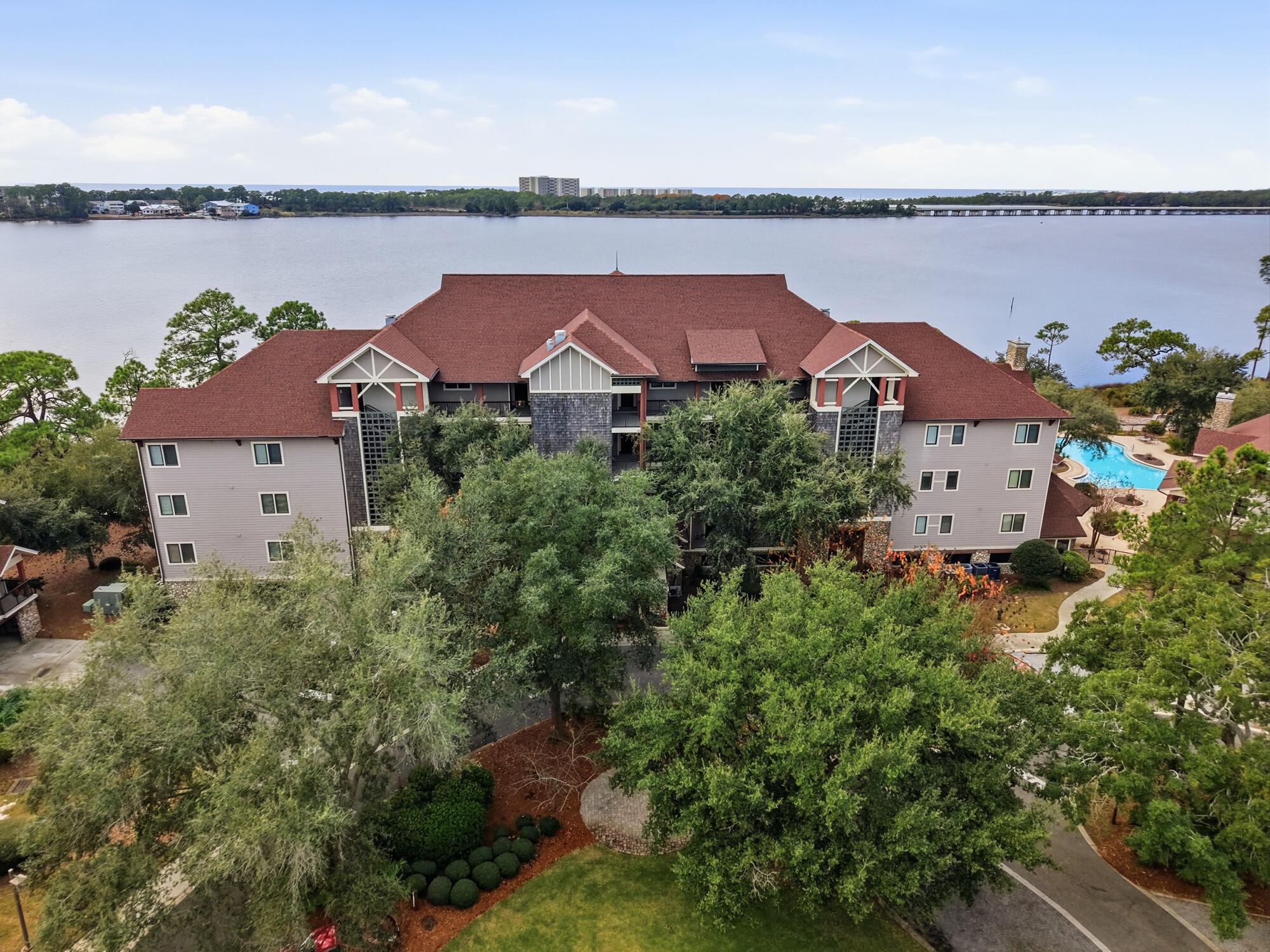 WILD HERON LAKESIDE LODGE - Residential