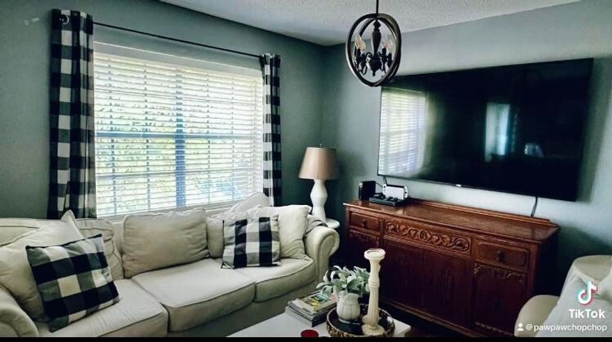 Located in the center of Niceville. Close to Eglin Golf course. Unit is on the second floor. 3 bedroom and 2 baths.