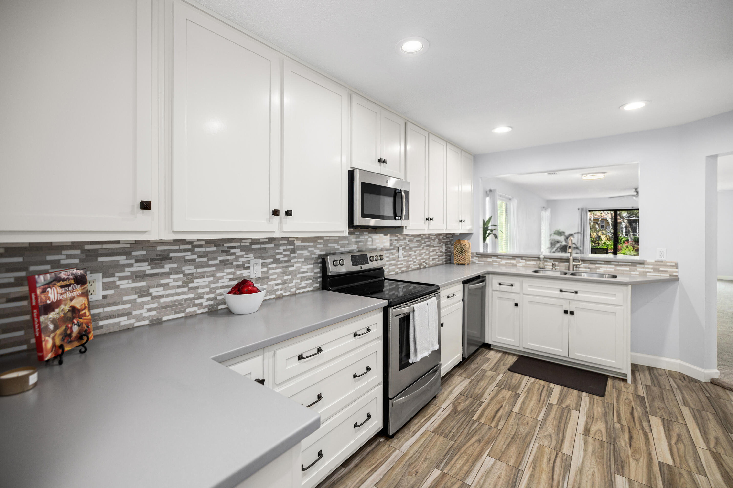 LAKESIDE CONDO AT BLUEWATER BAY - Residential