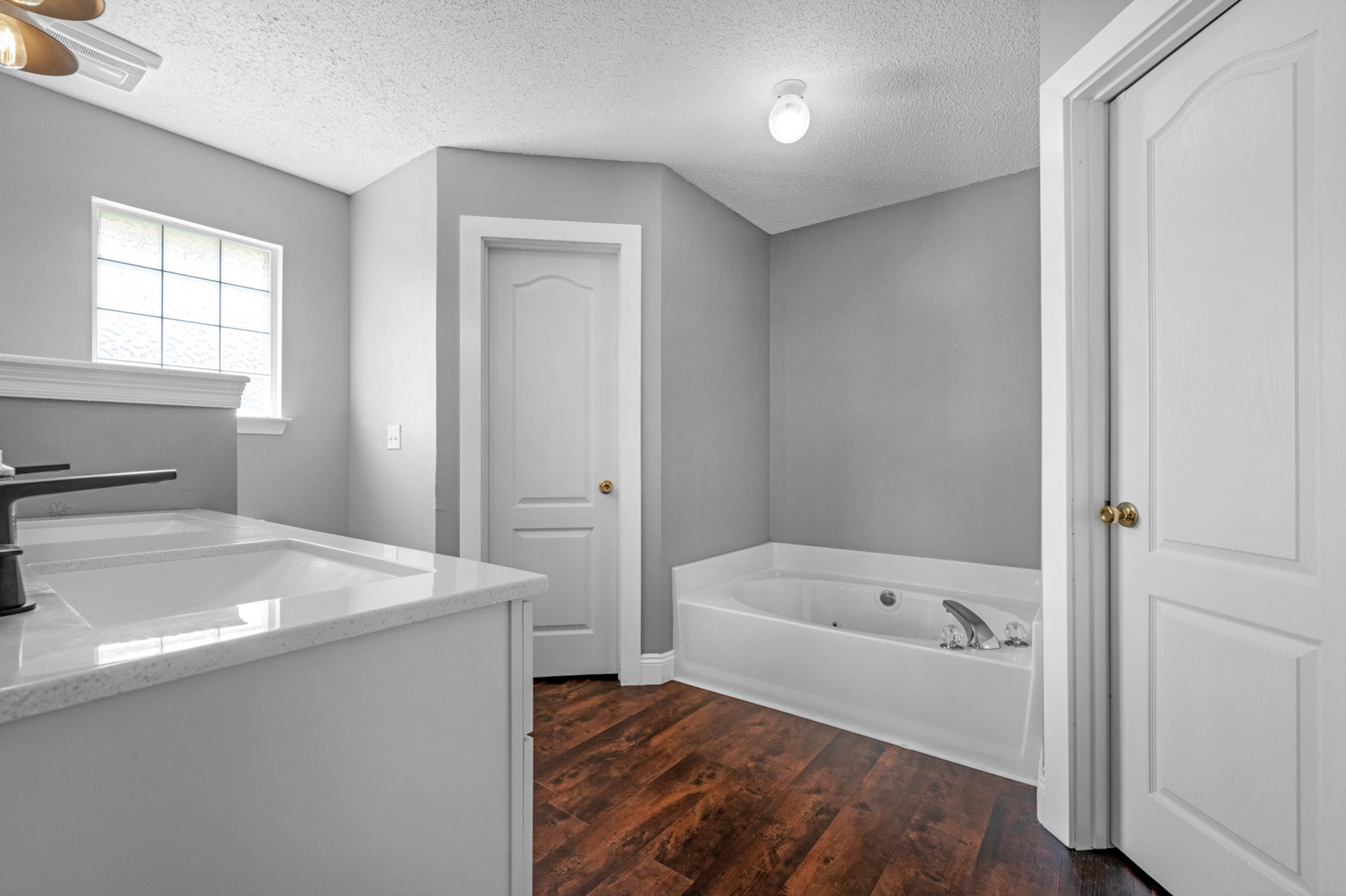 ROBLEDAL ESTATES UNIT 5 - Residential Lease