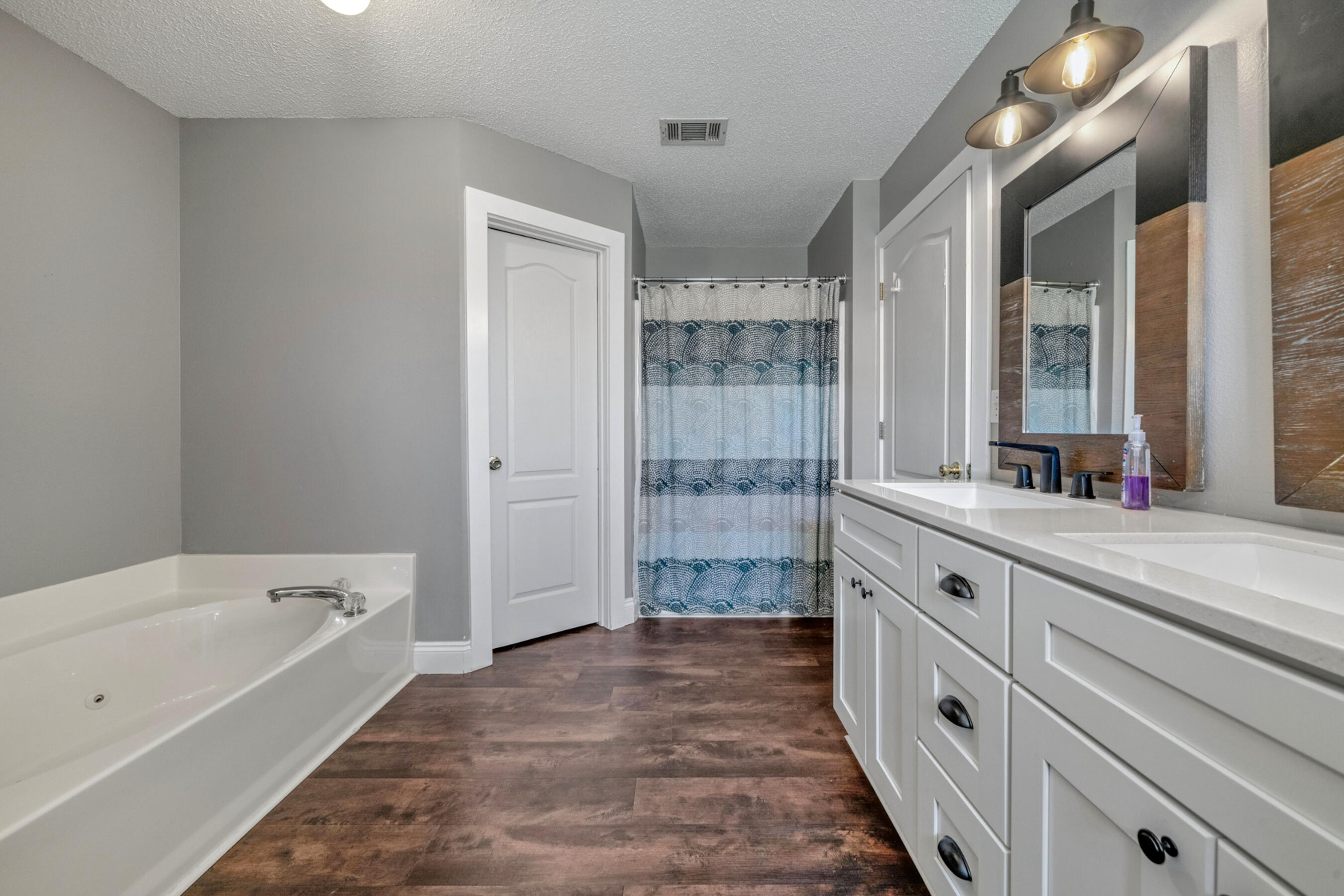 ROBLEDAL ESTATES UNIT 5 - Residential Lease