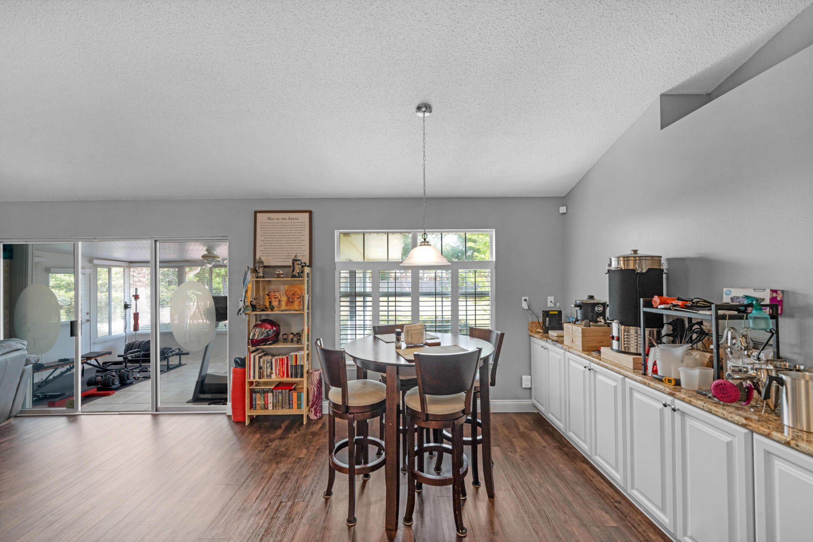 ROBLEDAL ESTATES UNIT 5 - Residential Lease