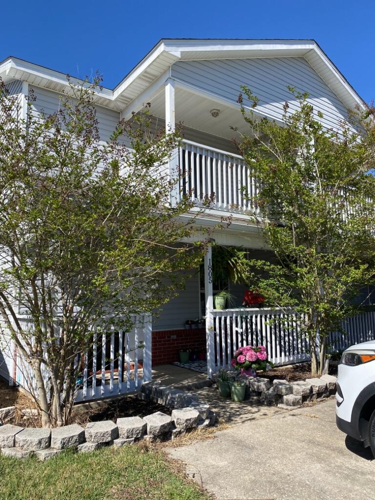 This updated 2 bedroom, 1.5 bathroom townhome is centrally located to both military bases (approximately 8 minutes to Hurlburt back gate and 15 minutes to Eglin's front gate).   Both bedrooms have their own balconies.  The unit also has a privacy fenced in yard.  No pets.  Washer, dryer and the wall mounted family room TV will come with the unit 'AS IS'.