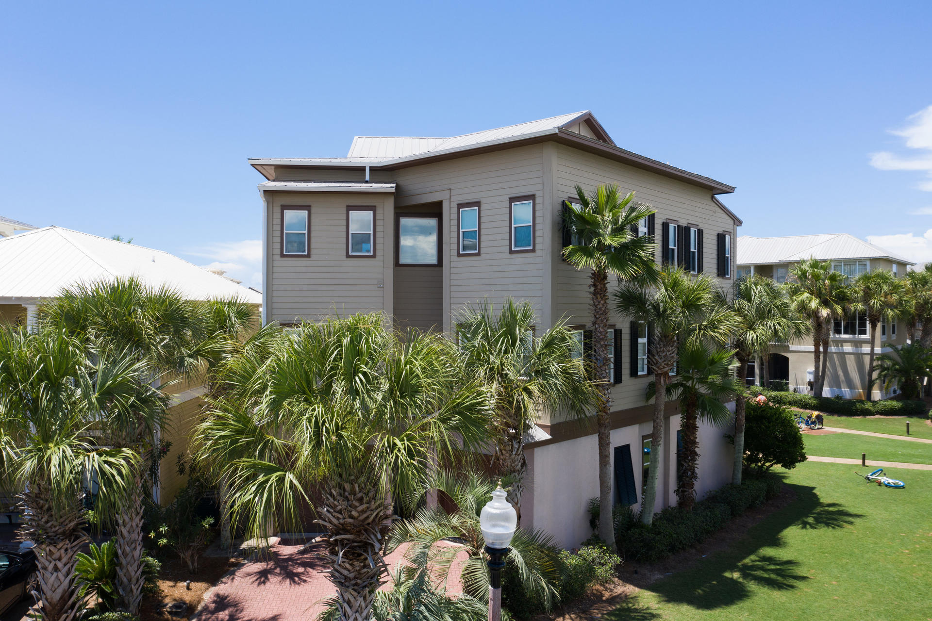 Welcome to ''Lofty Ideas'' a top floor poolside paradise. This is a unique opportunity to own a condo in a building with no shared walls overlooking the gorgeous 12,000 sq ft Seacrest Beach Lagoon Pool, in a building with only two units. Enjoy the beautiful vistas of the palms and fountains in the pool. The large open concept great room has spectacular views. French doors lead to a lovely balcony and provides the perfect view to enjoy your morning coffee or to ''wine'' down at sunset. The unit is updated with new paint, fresh furnishings and accessories, and new flooring. Fully equipped kitchen, with bar seating, and a dining table that can seat 10. Comfortable seating in the living area for a large family to gather. Large King Master, with views of pool and access to the balcony.