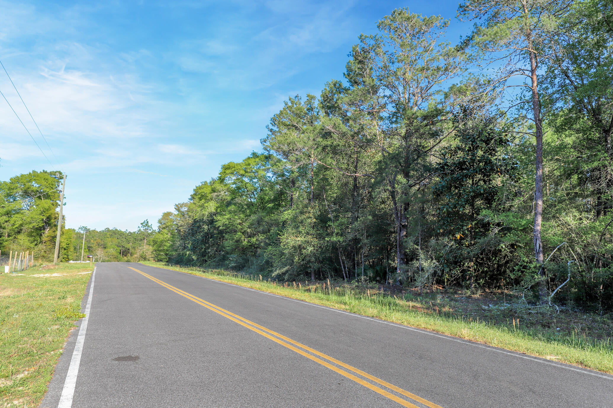 GREAT LOCATION with no HOA fees! Build your getaway home or place a mobile home. Vacant wooded lot 0.38 of an acre in size with easy access to main highways. (HWY 90, I-10, 285, and 331). 0.65 miles away from a public park with a lake (Beaver Lake). Paved Road - County maintained with no through traffic. There are NO UTILITIES IN PLACE. Power: Available in the area. Water: Would be by public water. Sewer: Would be by Septic. Claim your piece of Florida land!Gps location:https://goo.gl/maps/ffSaFmJRssg12rDy9