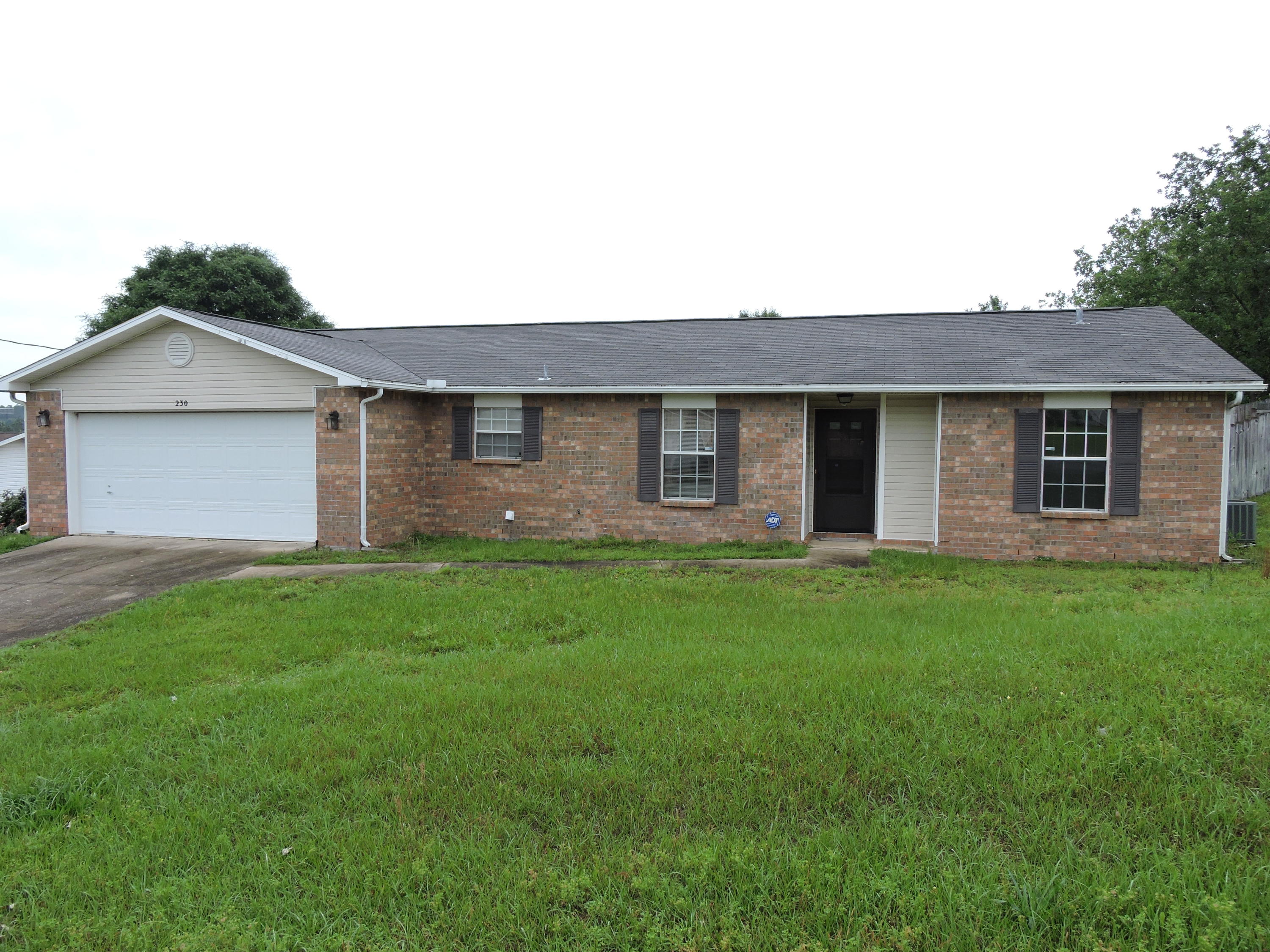 Available Now $25 Military Disc - South of I-10 in sought after Countryview Estates - 3bed/2bath/2 Car Garage home has split floorplan design, large living room, galley style kitchen, separate dining area, inside laundry room. The large Master suite features dual vanities and garden tub/shower comno and 2 walk in closets. This property will not last long call today to setup your showing - on a first come first serve basis. Convenient commute to 7th Group/Eglin and all points south.